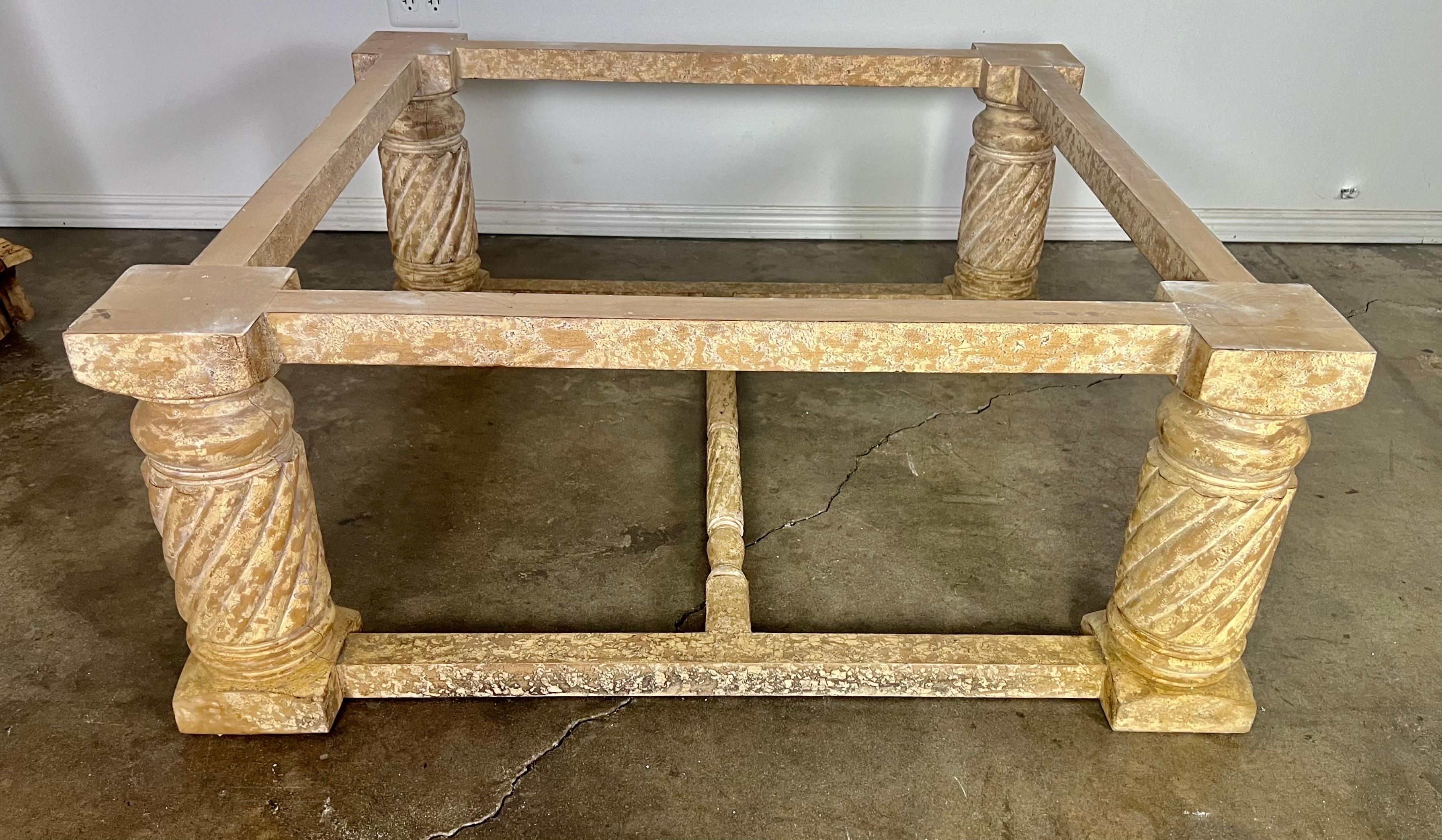Table basse classique en bois craquelé avec plateau en pierre en vente 7