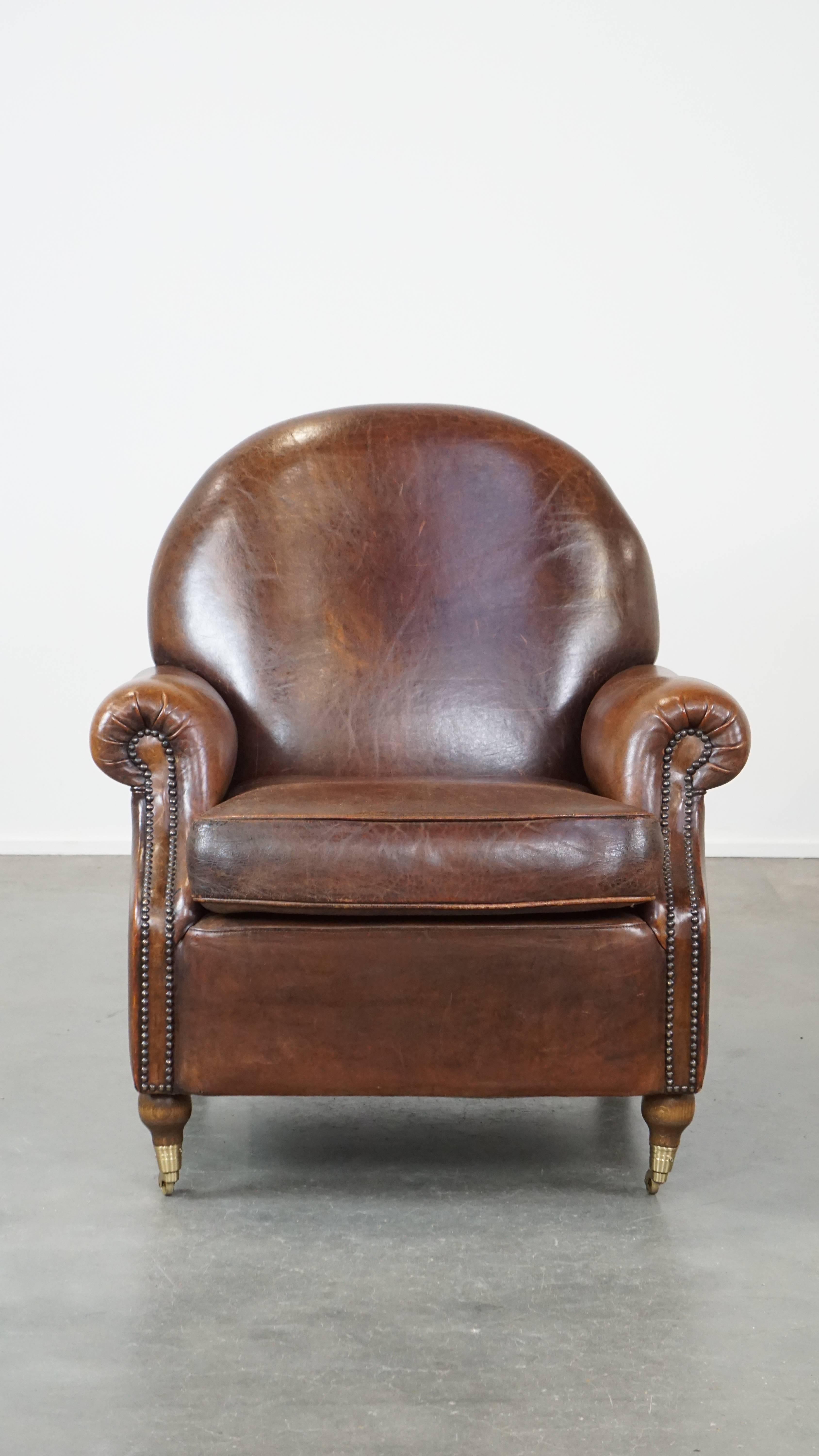 Questa fantastica poltrona in pelle di pecora emana un'eleganza classica e di lusso grazie al suo colore intenso e alle sue forme arrotondate. È montato su ruote, il che lo rende facile da spostare, consentendogli di brillare in qualsiasi stanza. La