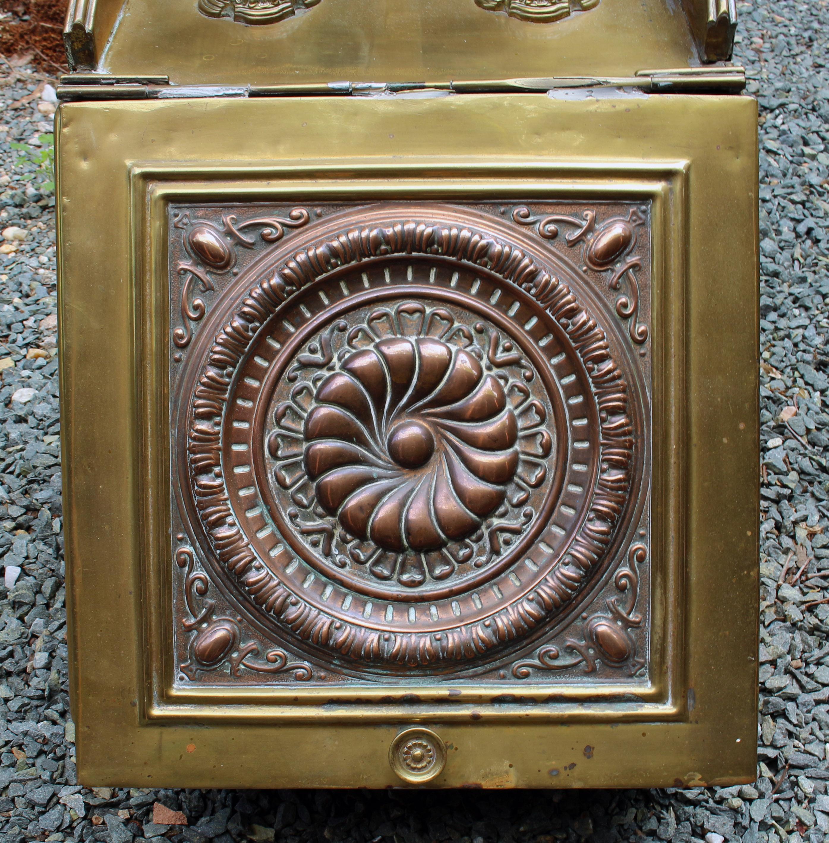 Classical Design English Brass and Copper Coal Hod In Good Condition For Sale In Chapel Hill, NC