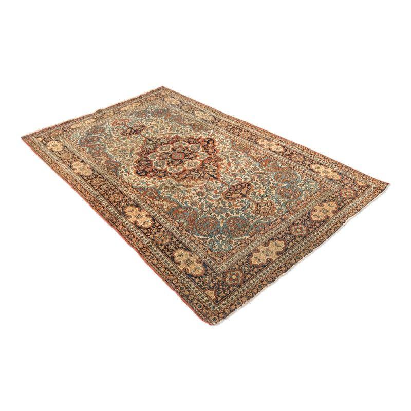 Classical Wool rug Keshan Design. Measures: 1.45 x 2.25 m
- Made for the European market at the end of the 19th century.
- Work of flowers and leaves throughout the central field.
- Colors in beiges and lands in various ranges.
- Very elegant