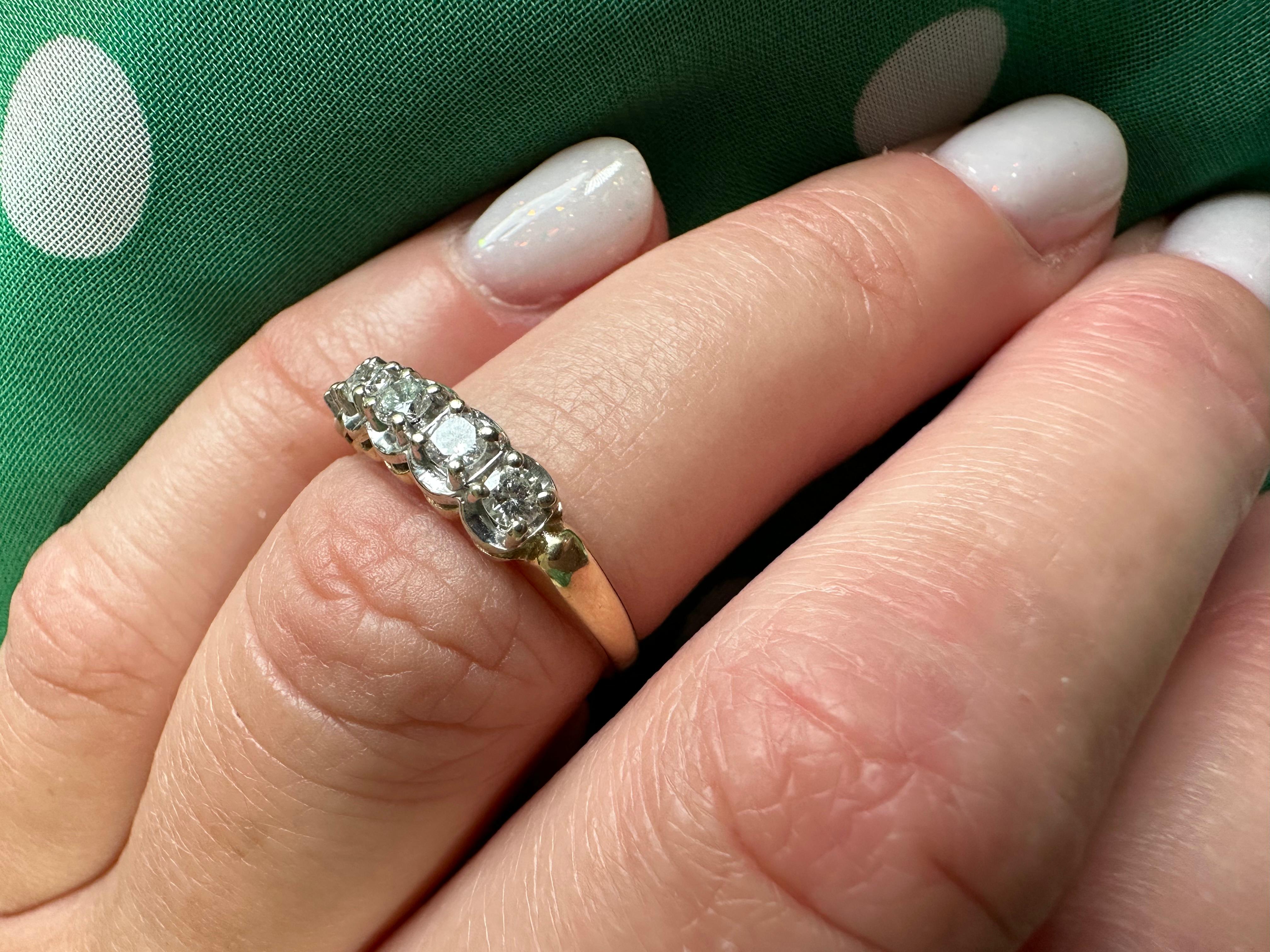 Classical Diamond Ring in 14kt White Gold 0.30ct 5 Stone Diamond Ring In Good Condition For Sale In Jupiter, FL