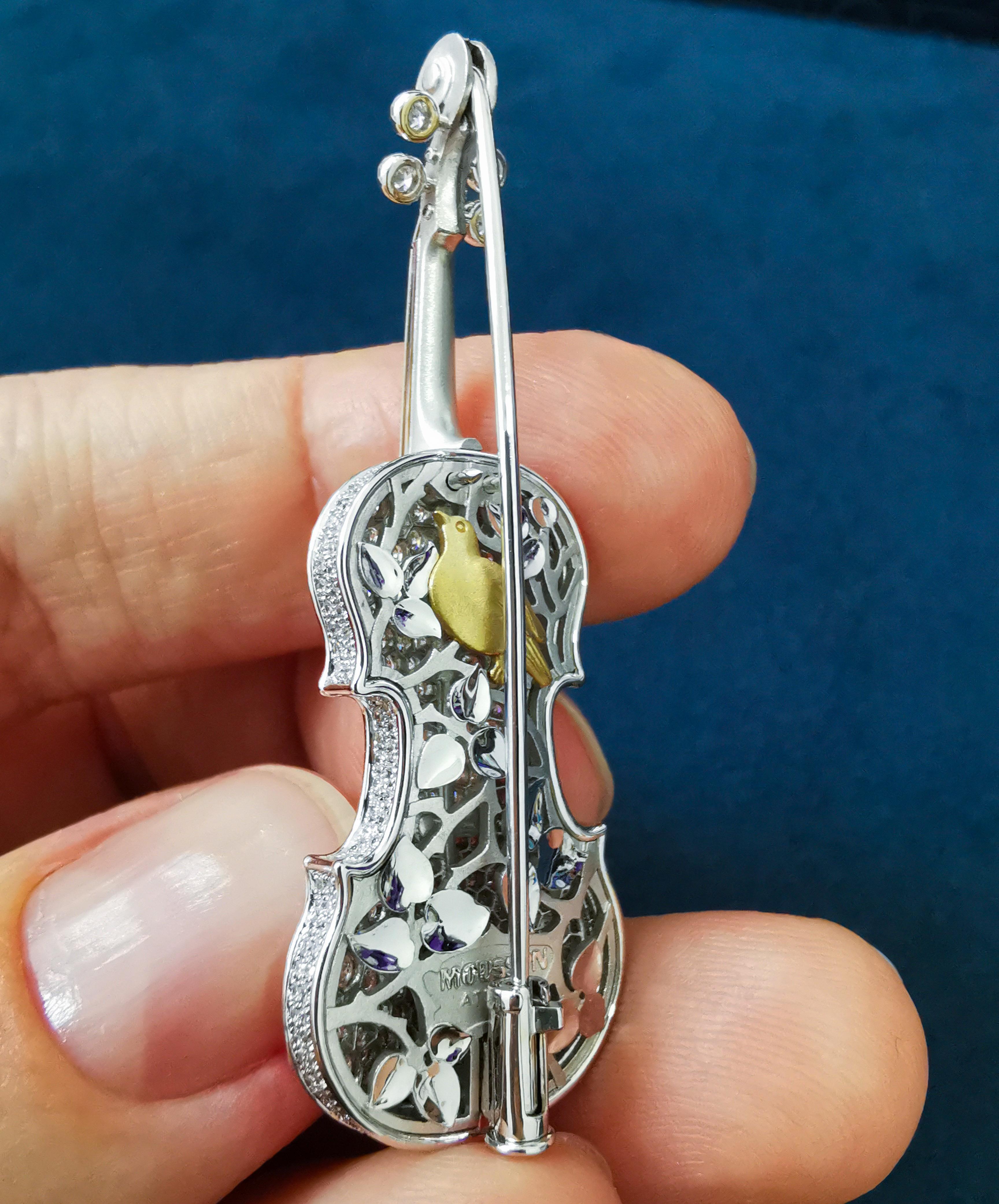 Classical Diamonds 18 Karat White Gold Violin Brooch In New Condition For Sale In Bangkok, TH