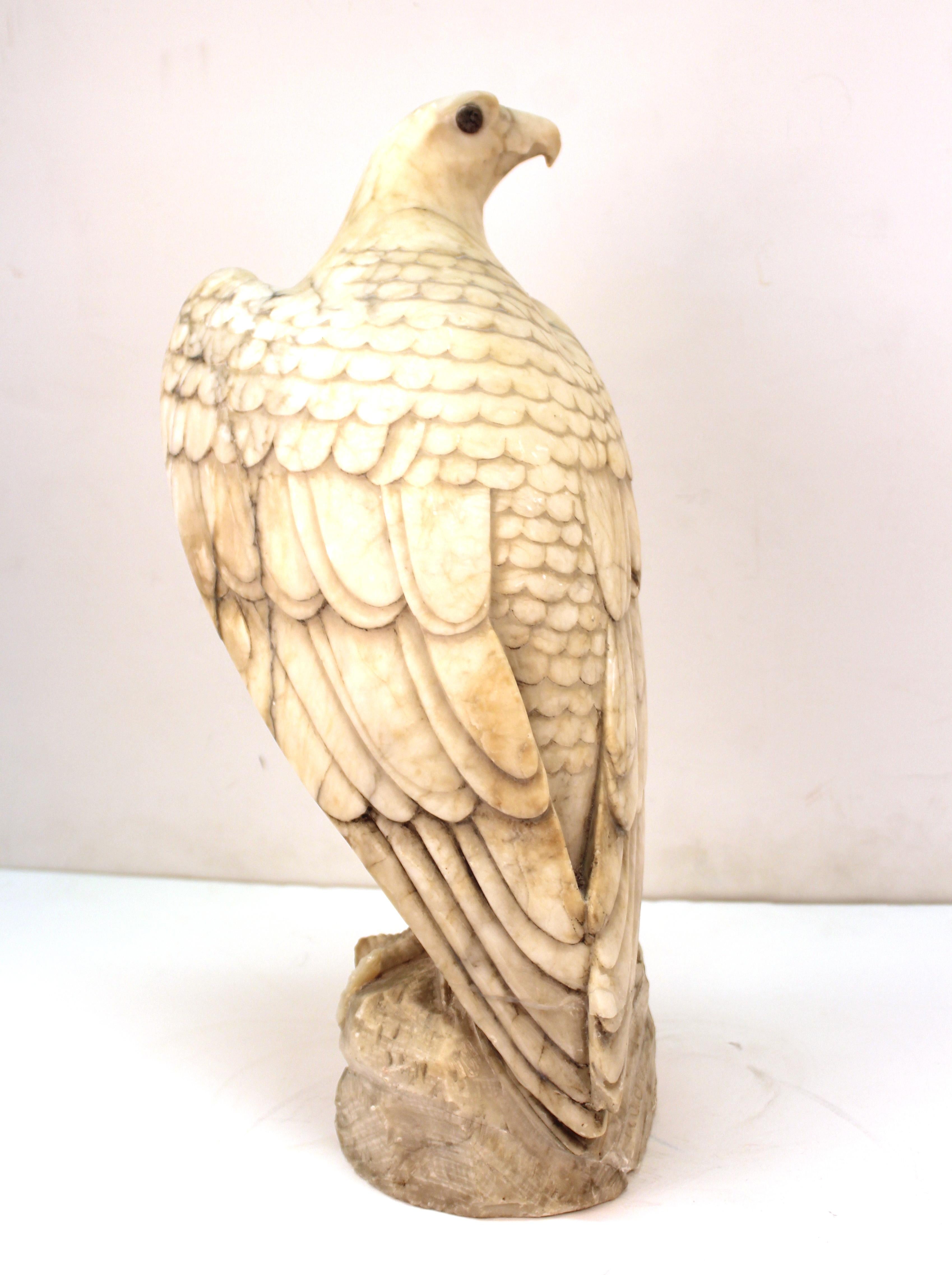 Classical Eagle Sculpture in Carved Marble In Good Condition In New York, NY