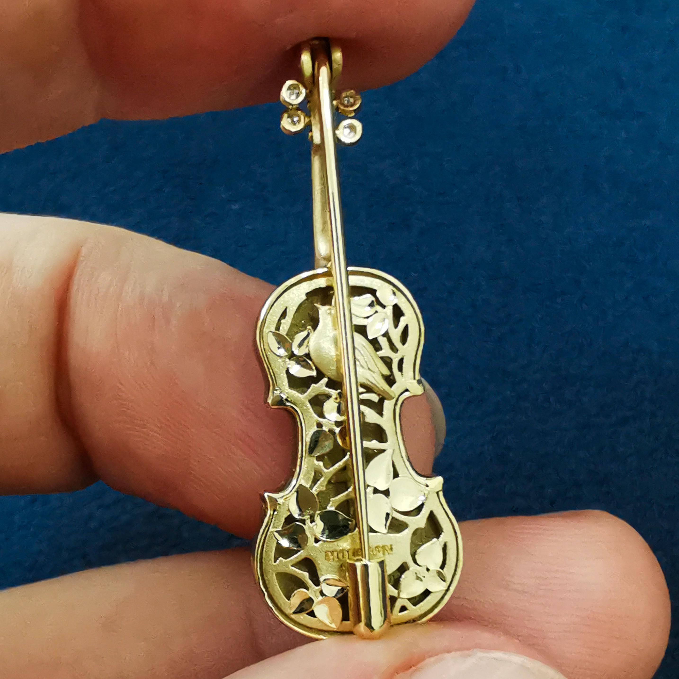 Classical Enamel Diamond 18 Karat Yellow Gold Mini Violin Brown Brooch In New Condition For Sale In Bangkok, TH
