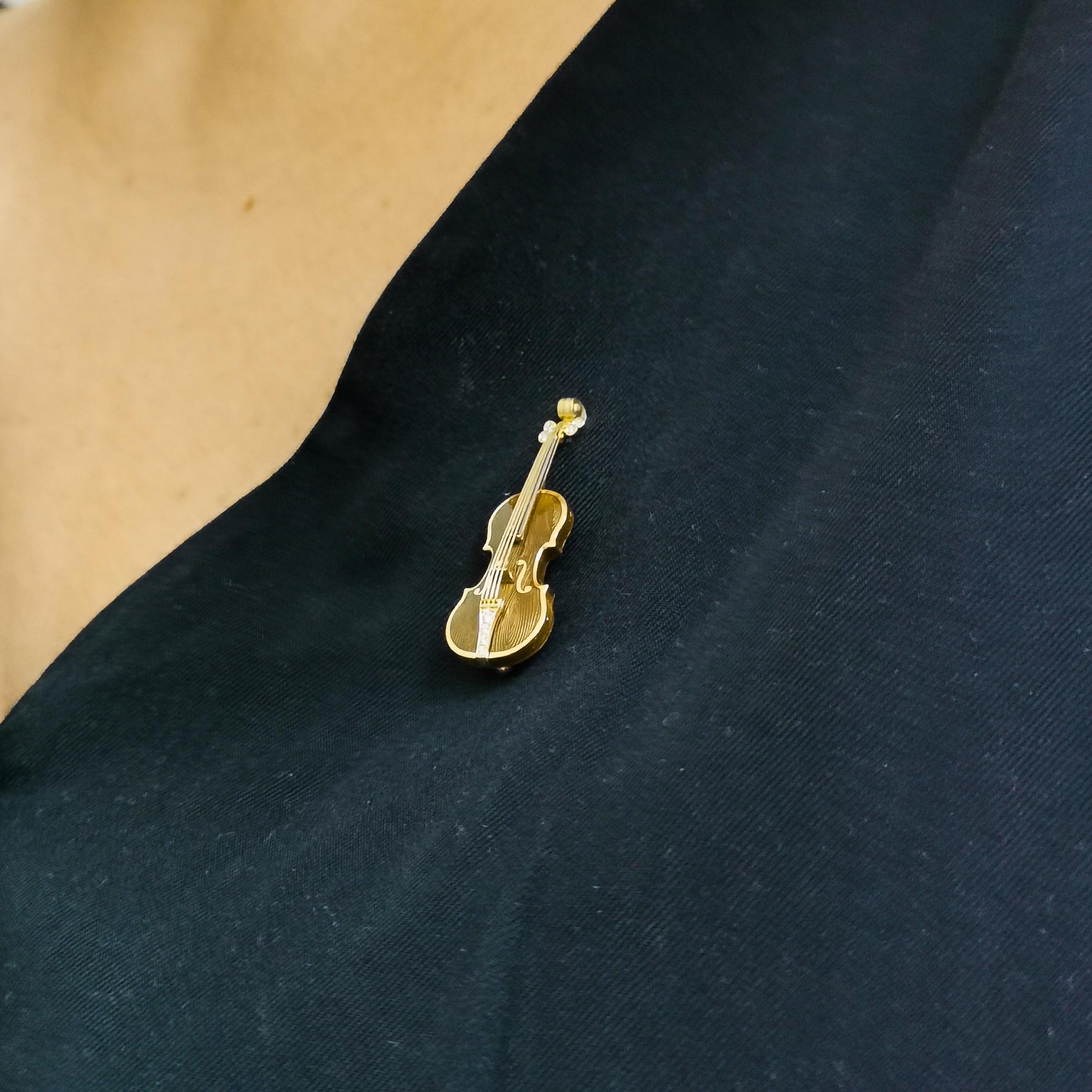 Classical Enamel Diamond 18 Karat Yellow Gold Mini Violin Brown Brooch For Sale 3