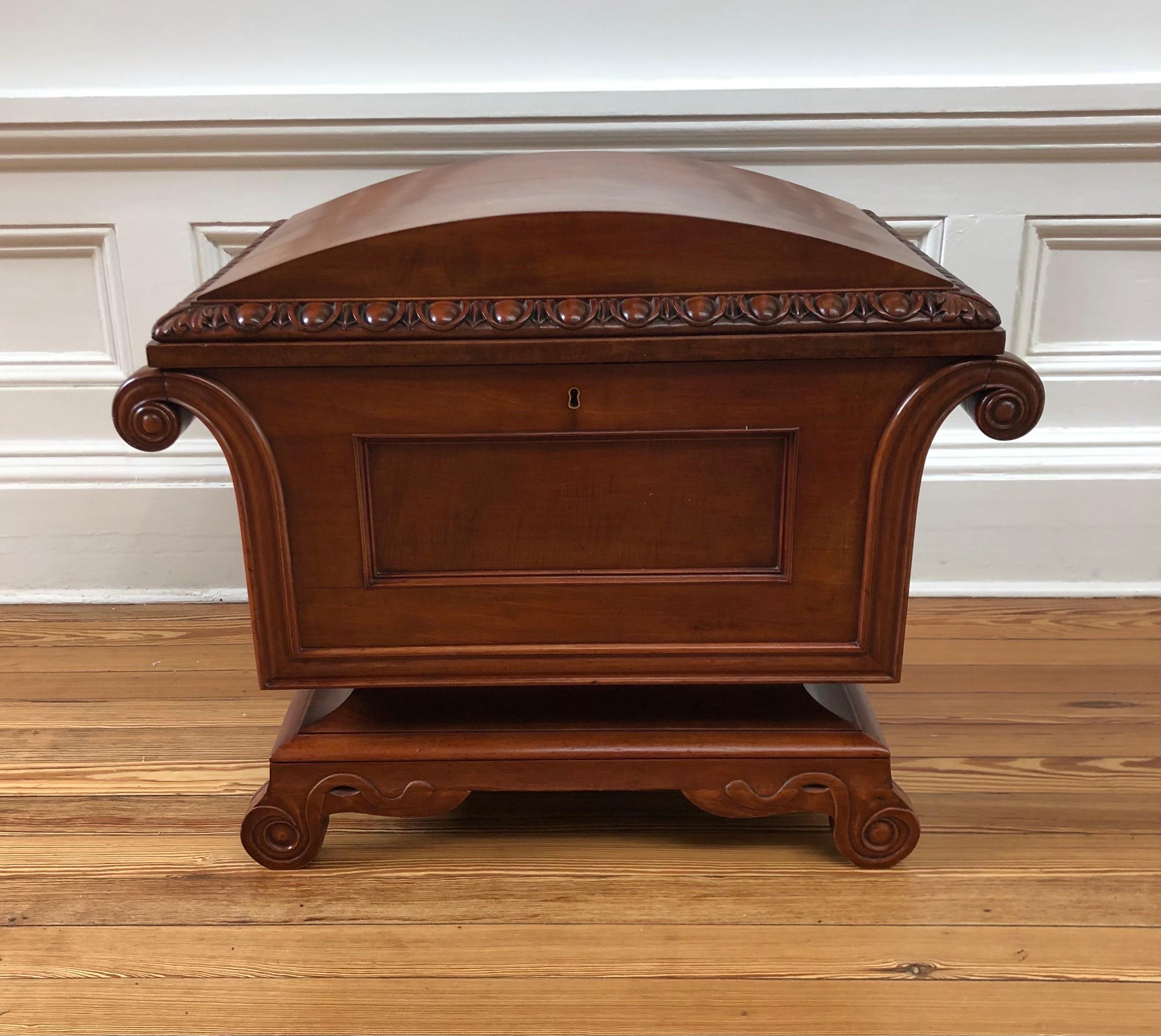 Ce dossier de bureau/cellarette à dôme en acajou sarcophage de style Régence classique a été fabriqué en Angleterre au début du dix-neuvième siècle.  Le sarcophage de Regency en acajou avec dôme est une forme classique issue de l'architecture