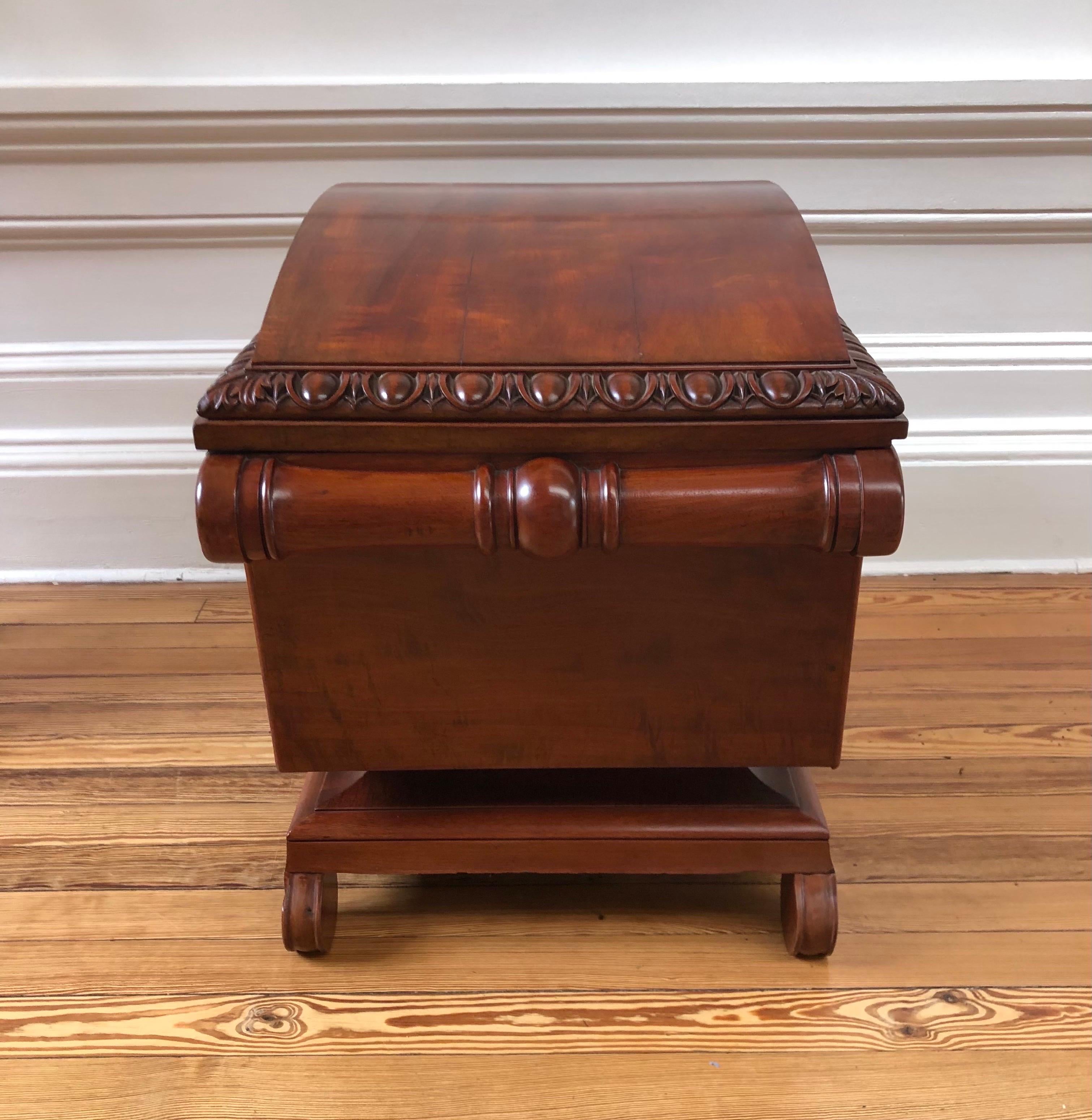 Classic English Regency Sarcophagus Mahogany Dome Top Cellarette / Office File en vente 1
