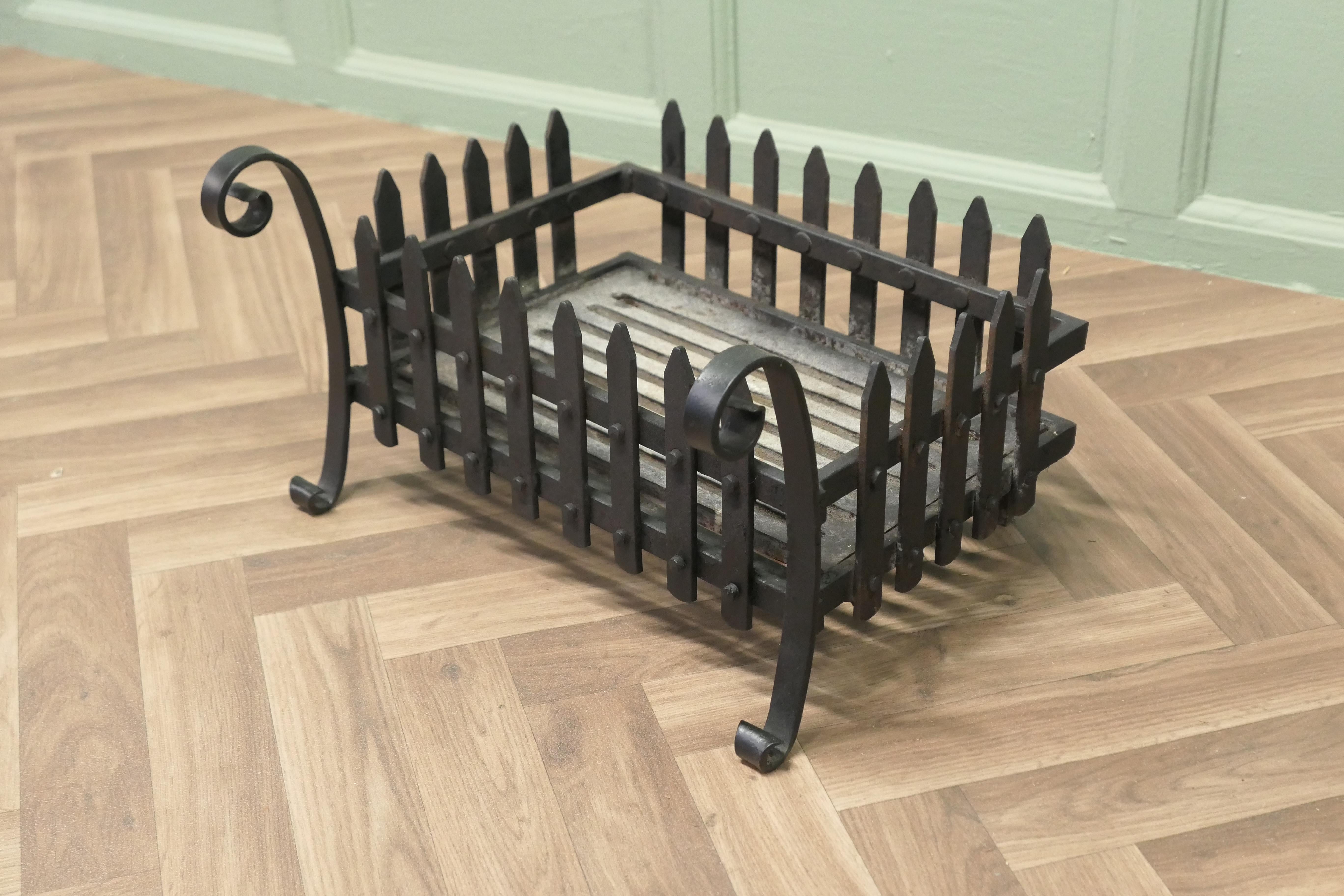 Classical Free Standing Fire Basket, Iron Fire Grate In Good Condition For Sale In Godshill, Isle of Wight