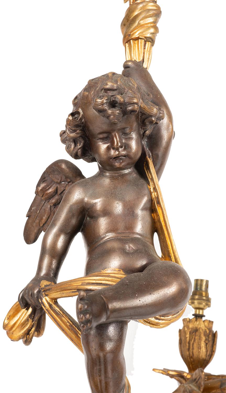 Lampadario in ormolu e bronzo dorato di buona qualità della fine del XIX secolo, con un drappo annodato con un cherubino in bronzo, sei rami decorati con foglie e appliques. Misure: 95 cm di altezza (37,5