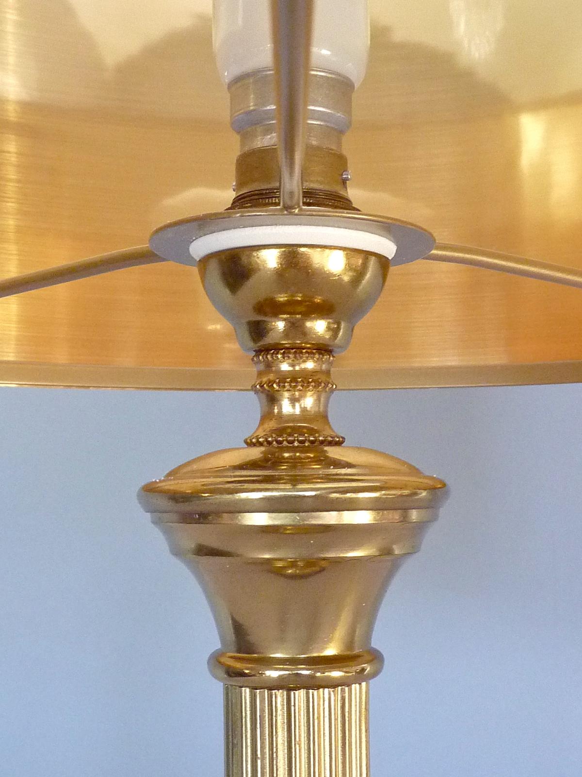 Klassische französische Maison Jansen-Tischlampe aus Marmor, Rotguss und Messing, 1950er Jahre Charles  (Mitte des 20. Jahrhunderts) im Angebot