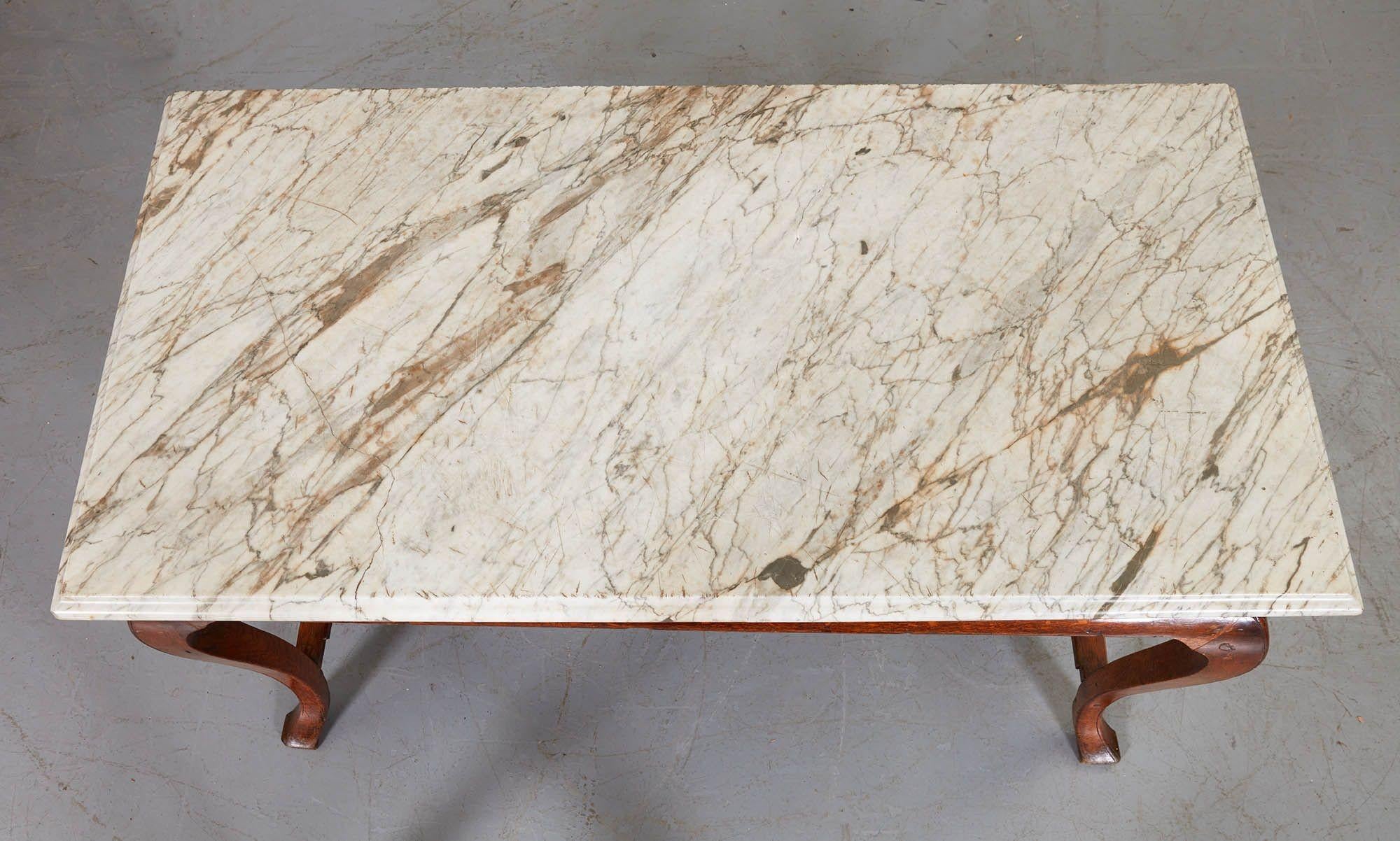 Fine and elegant early Georgian oak marble top console table in the Chinese taste, the original veined marble top with ogee edge, over a similarly molded base, the square cabriole legs with mitered joints in the Chinese manner, joined by scrolled