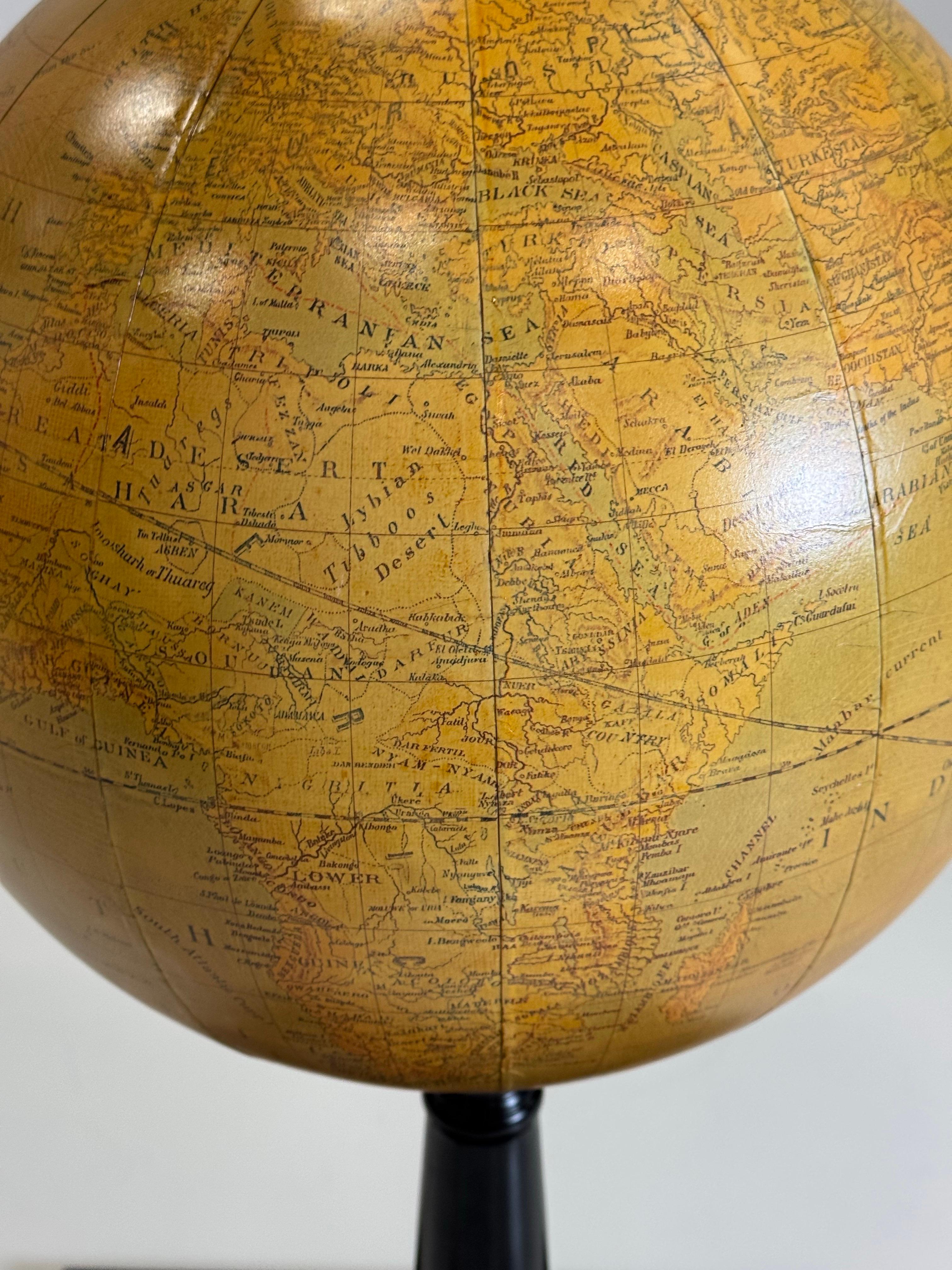 Globo classico in una vetrina moderna in vendita 8
