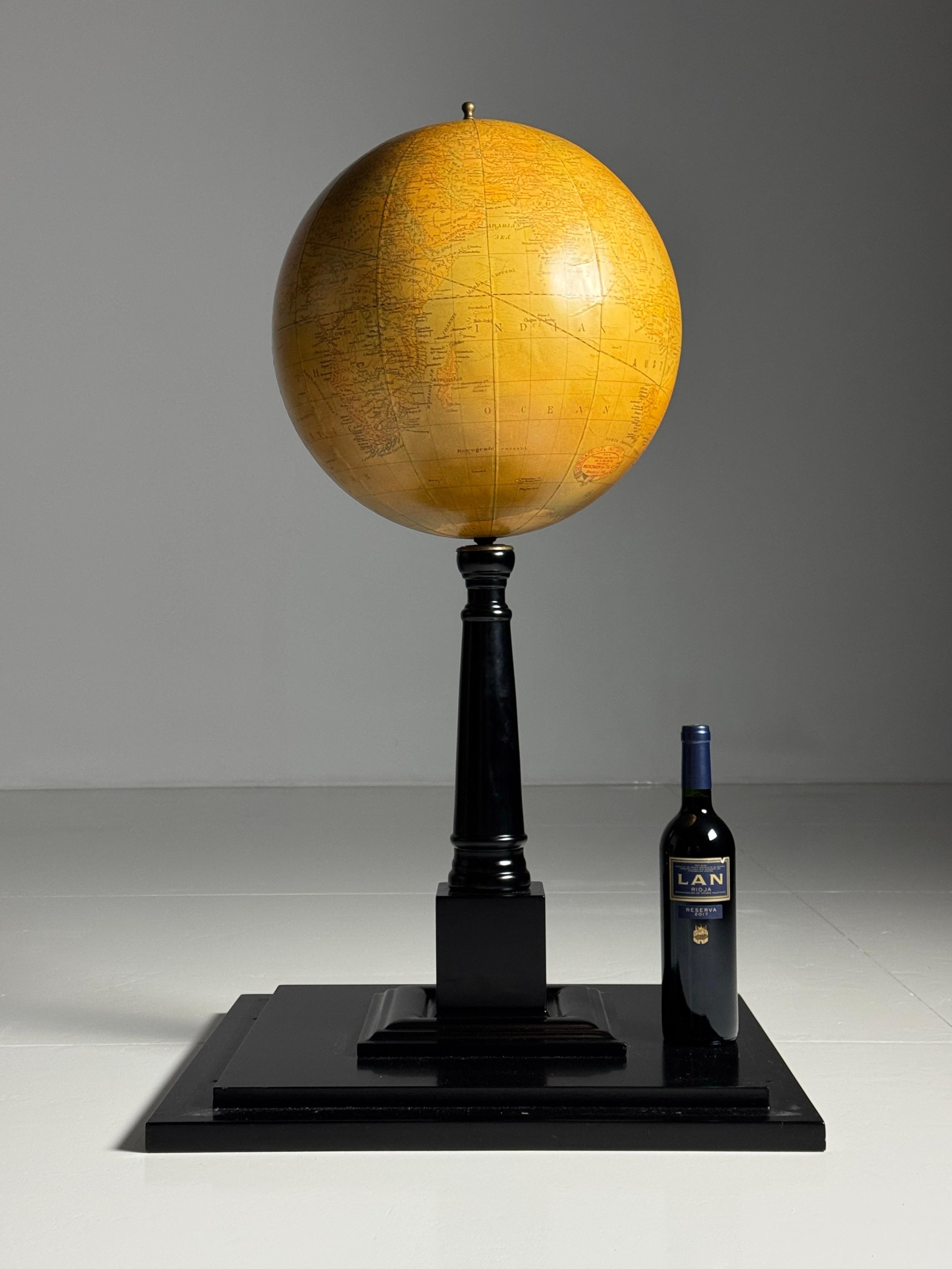 Globo classico ma moderno / mappamondo in vetrina. Inizio del XXI secolo. In una teca di metallo nero. In ottime condizioni.

Dimensioni: 59l x 59b x 103h