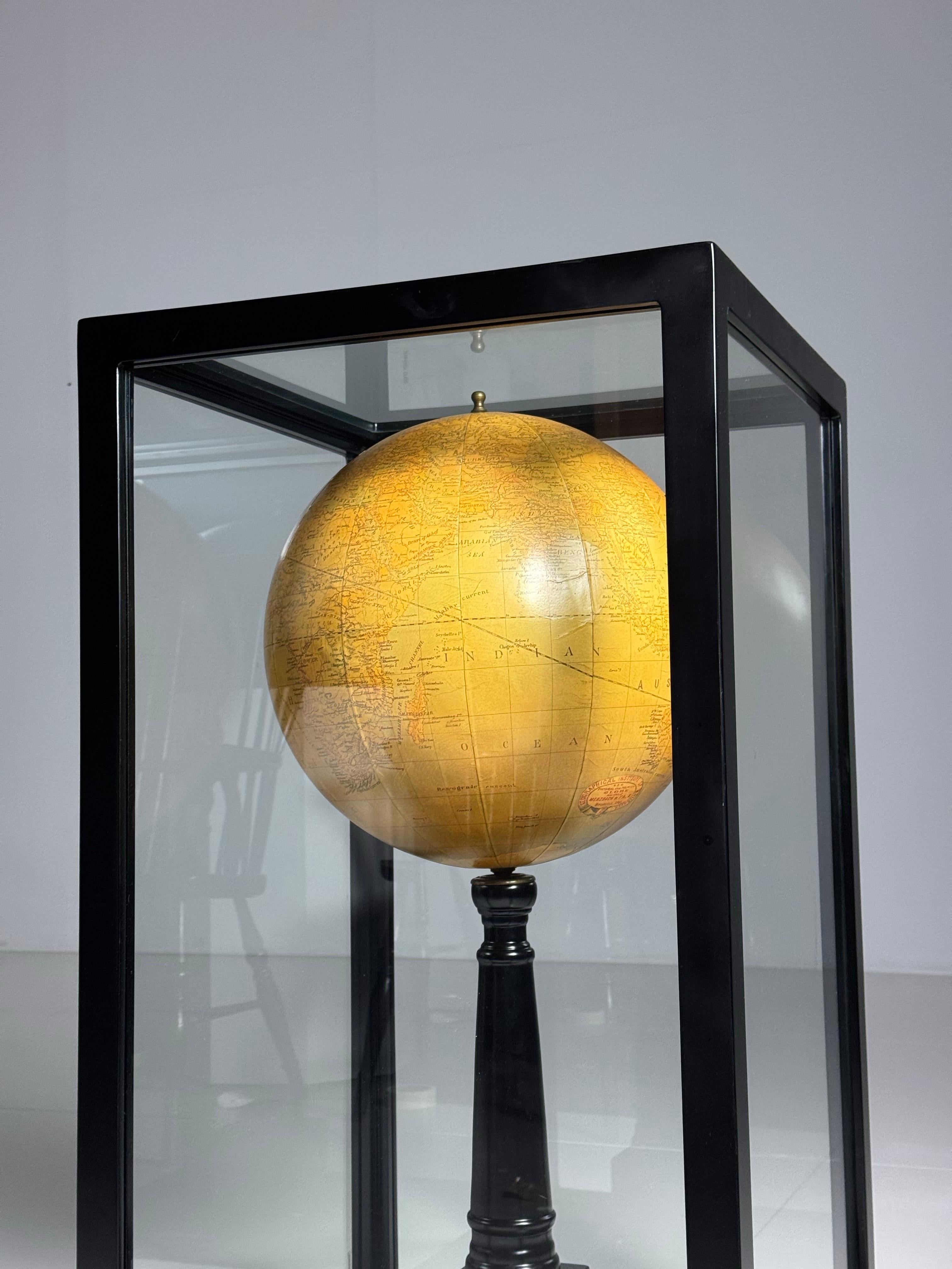 Globo classico in una vetrina moderna In condizioni buone in vendita a MILL, NL