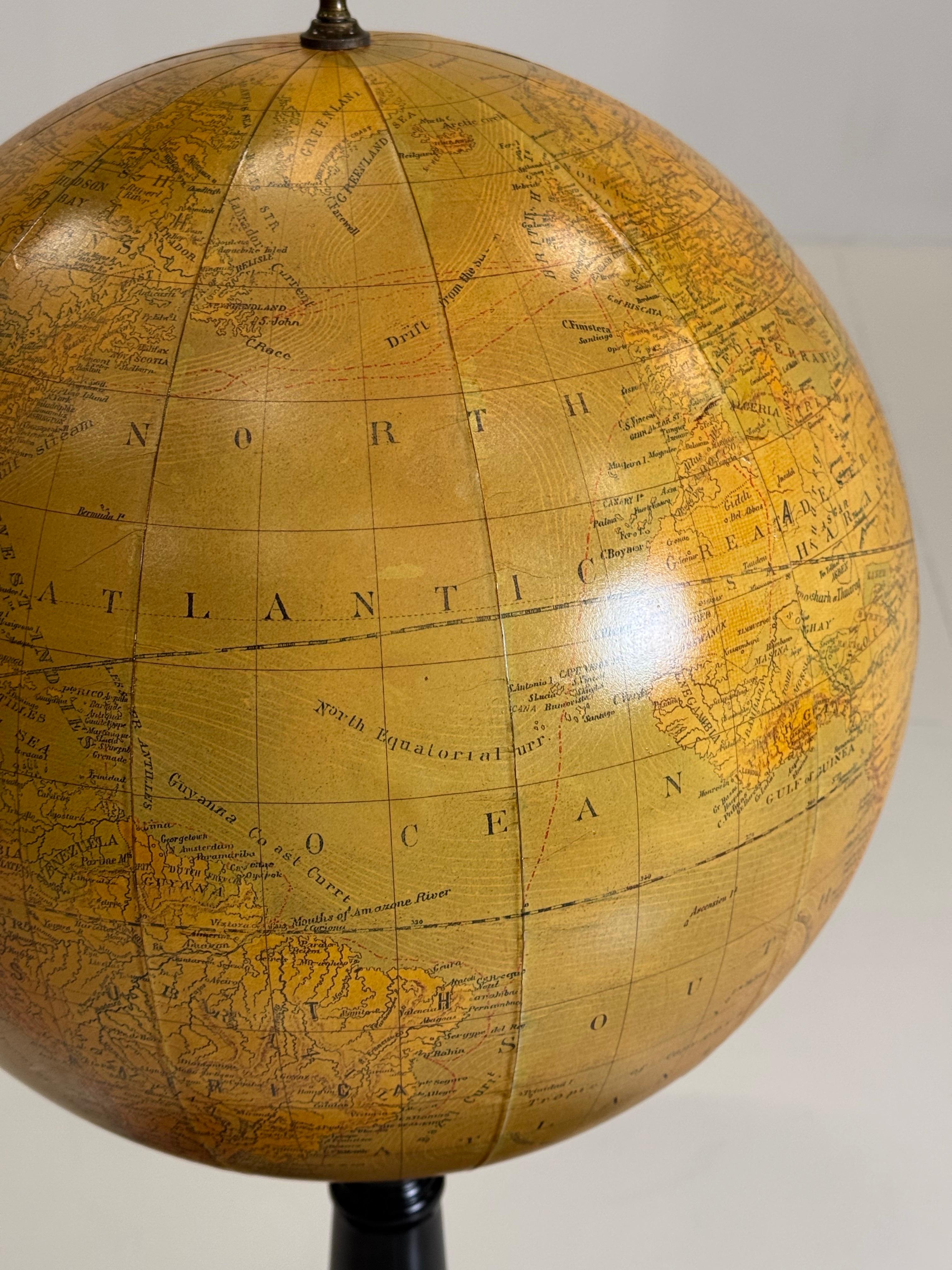 Metallo Globo classico in una vetrina moderna in vendita
