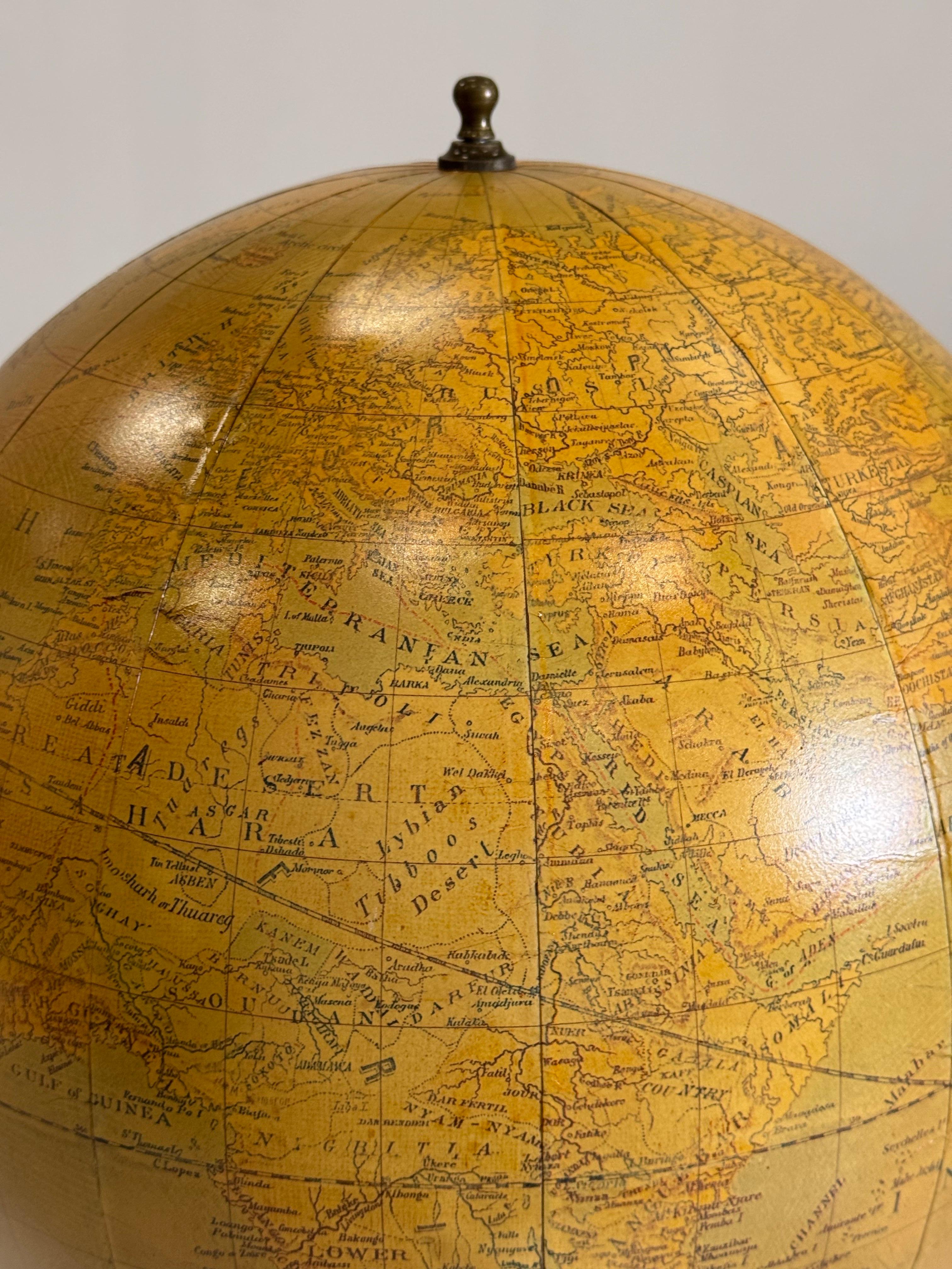 Globo classico in una vetrina moderna in vendita 1