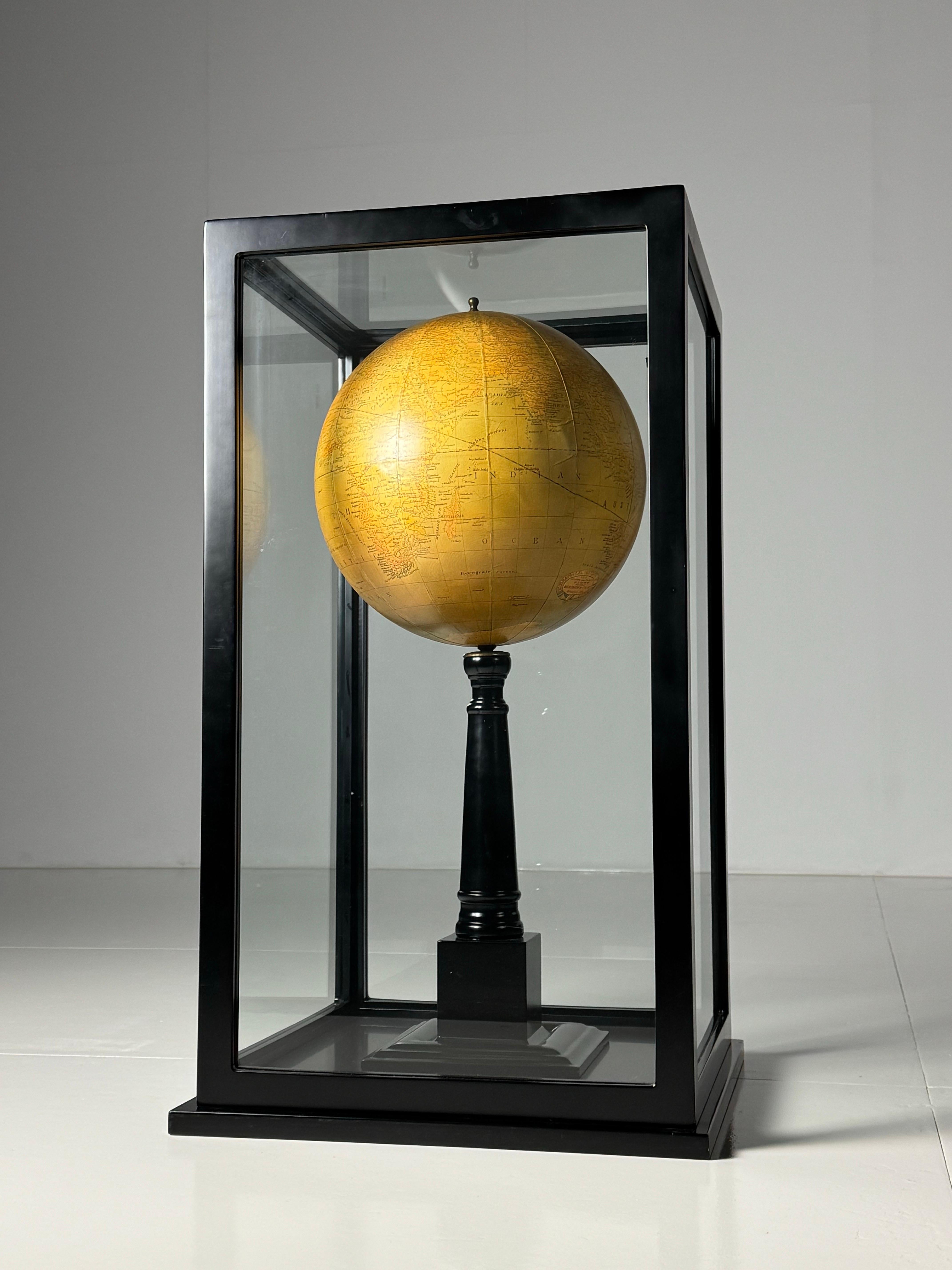 Globo classico in una vetrina moderna in vendita 3