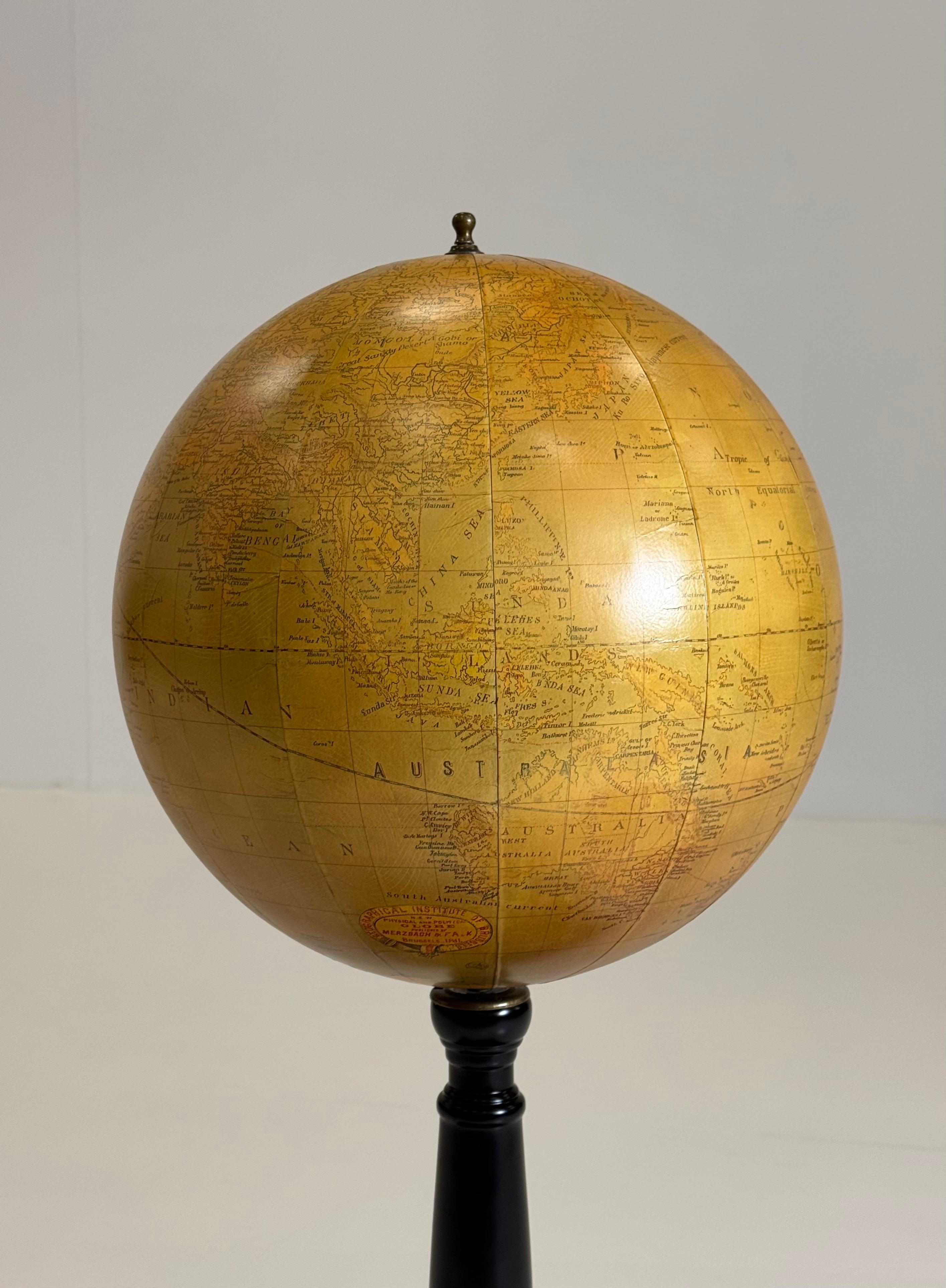 Globo classico in una vetrina moderna in vendita 4