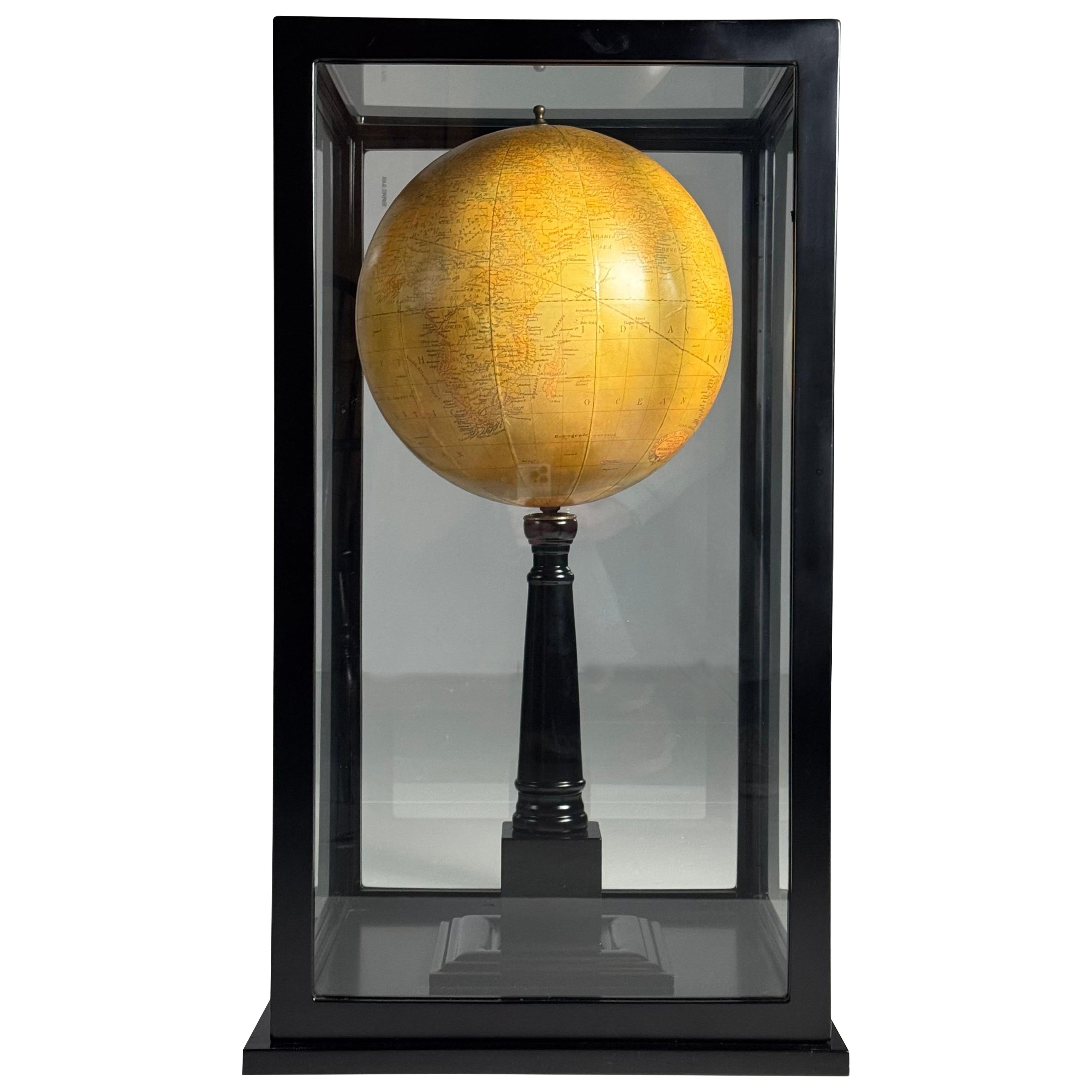 Globe terrestre classique dans une vitrine Modernity en vente