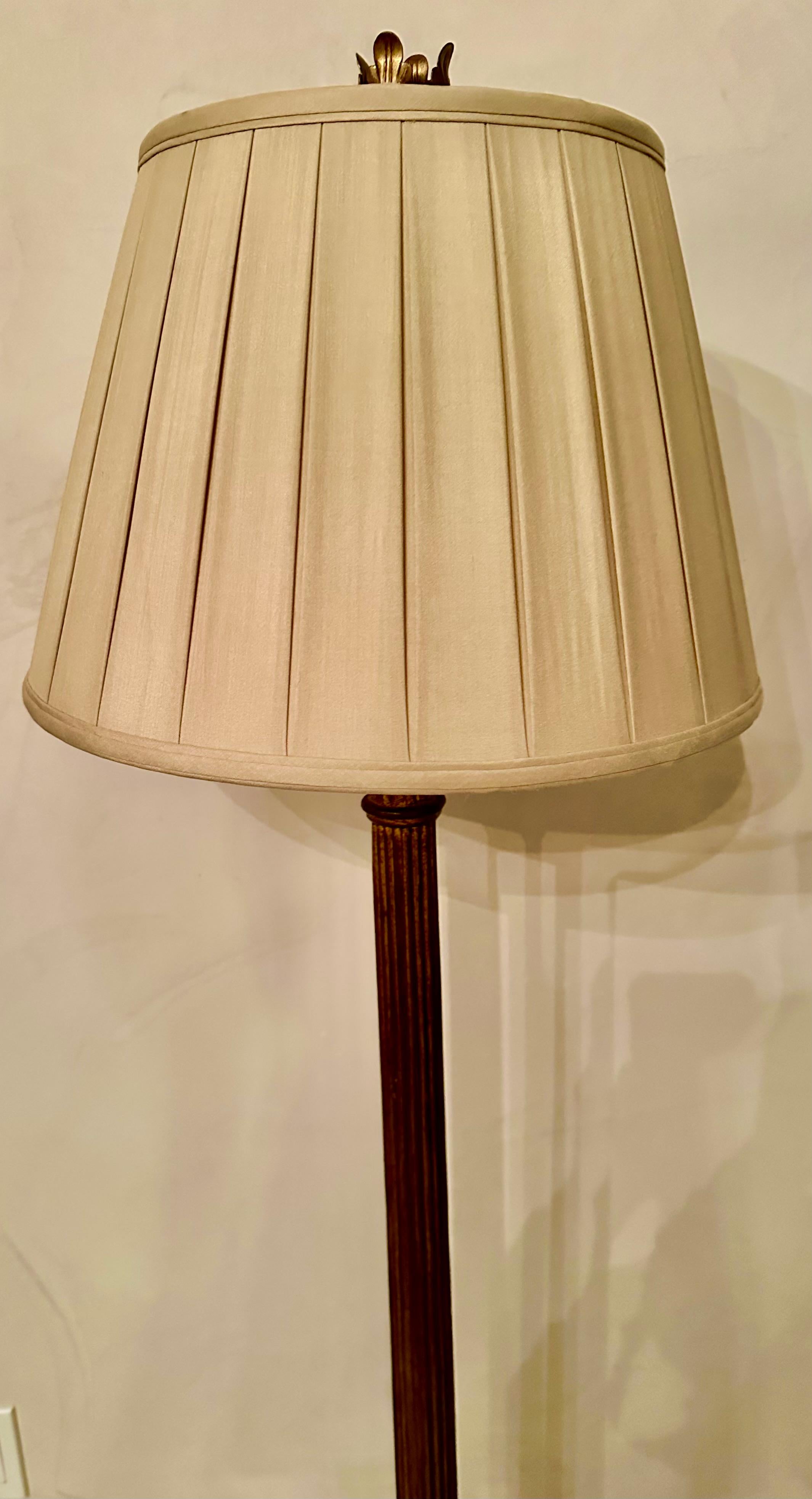 Klassische vergoldete italienische Stehlampe (Holz) im Angebot