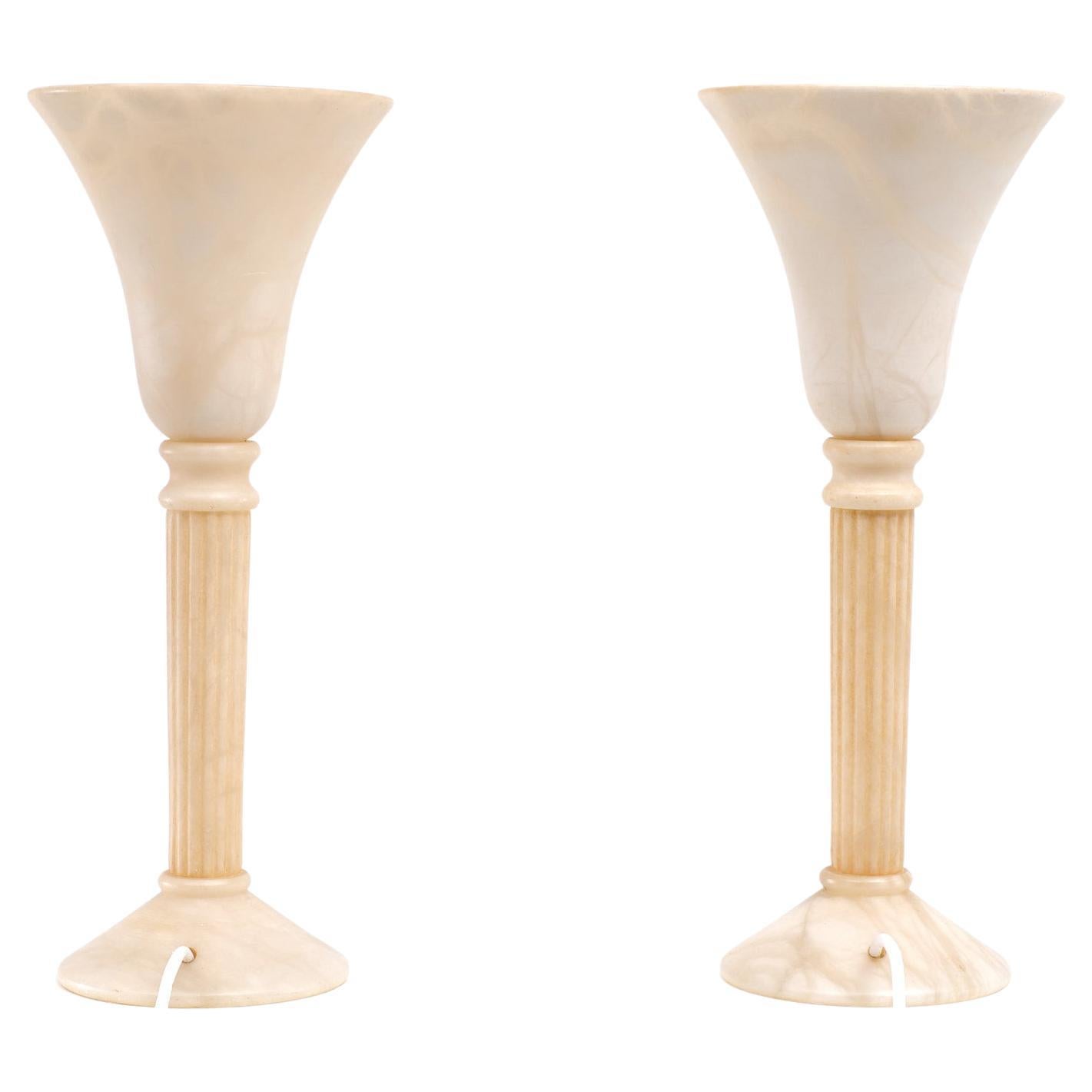 Zwei schöne Alabaster-Tischlampen. Klassisches griechisches zeitloses Design
gibt ein wunderbar warmes Licht. Neu verkabelt. kleine Steckdosenlampen benötigt.