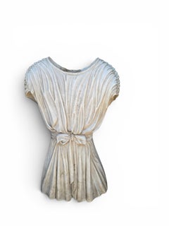 Scultura raffigurante un copricapo femminile dell’antica Grecia in marmo italiano, anni ’50