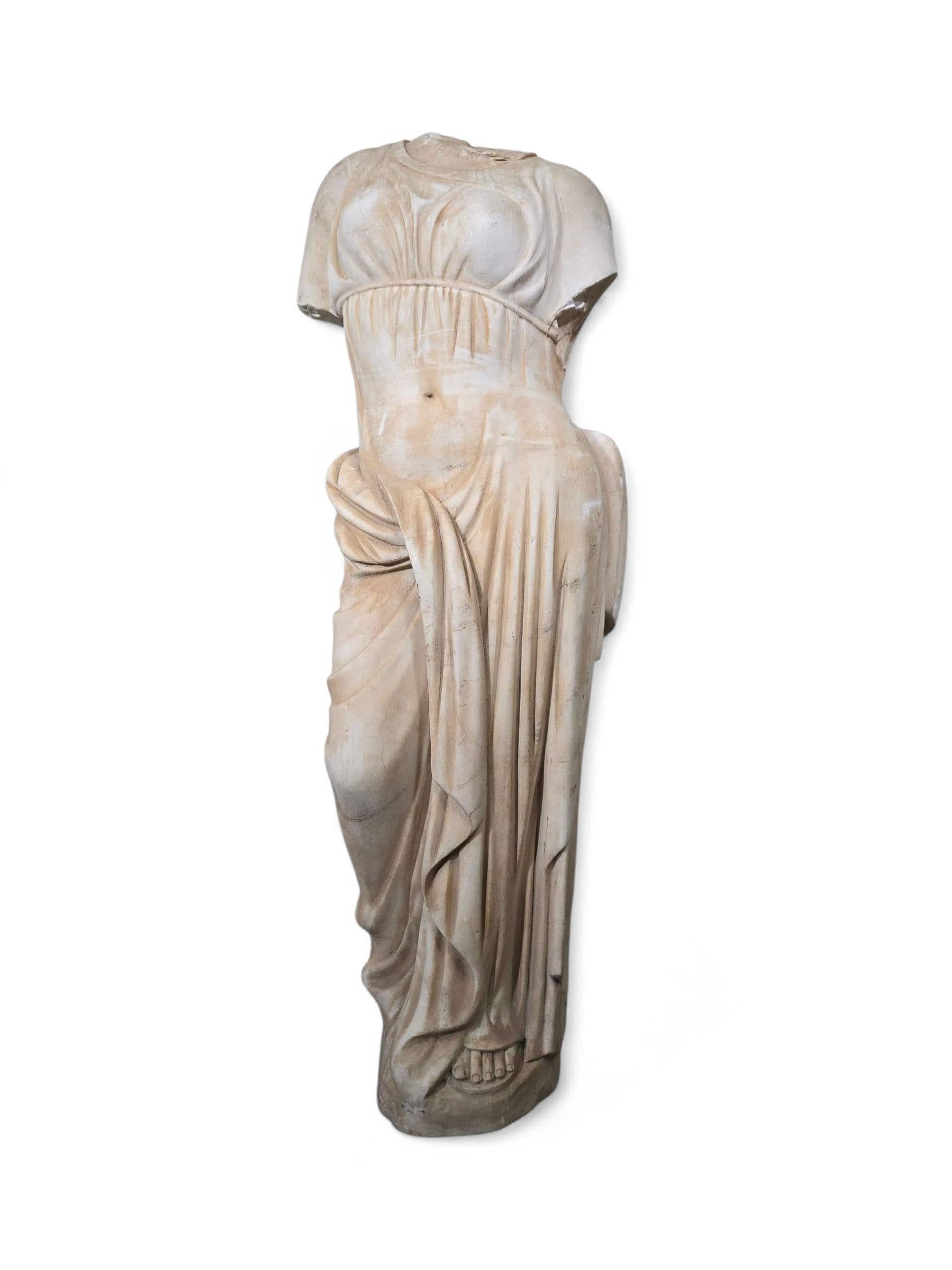 Elegante scultura in marmo in stile greco classico risalente all'inizio del XX secolo, raffigurante una figura vestita di toga ispirata alla statuaria antica.
Finemente intagliato con attenzione alle proporzioni e al drappeggio, il pezzo presenta
