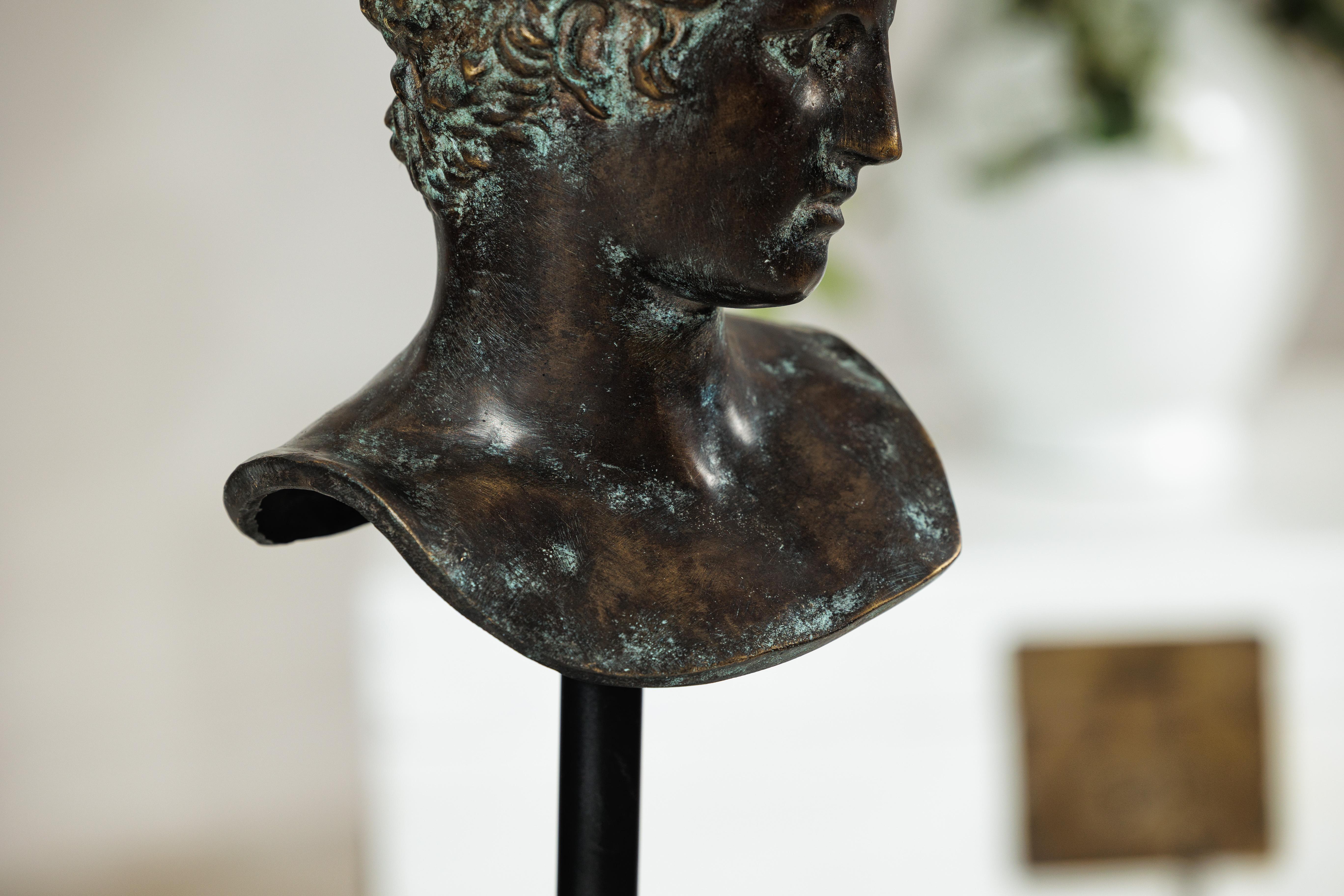 Busto di bronzo di giovane uomo in stile greco classico su base di marmo in vendita 3