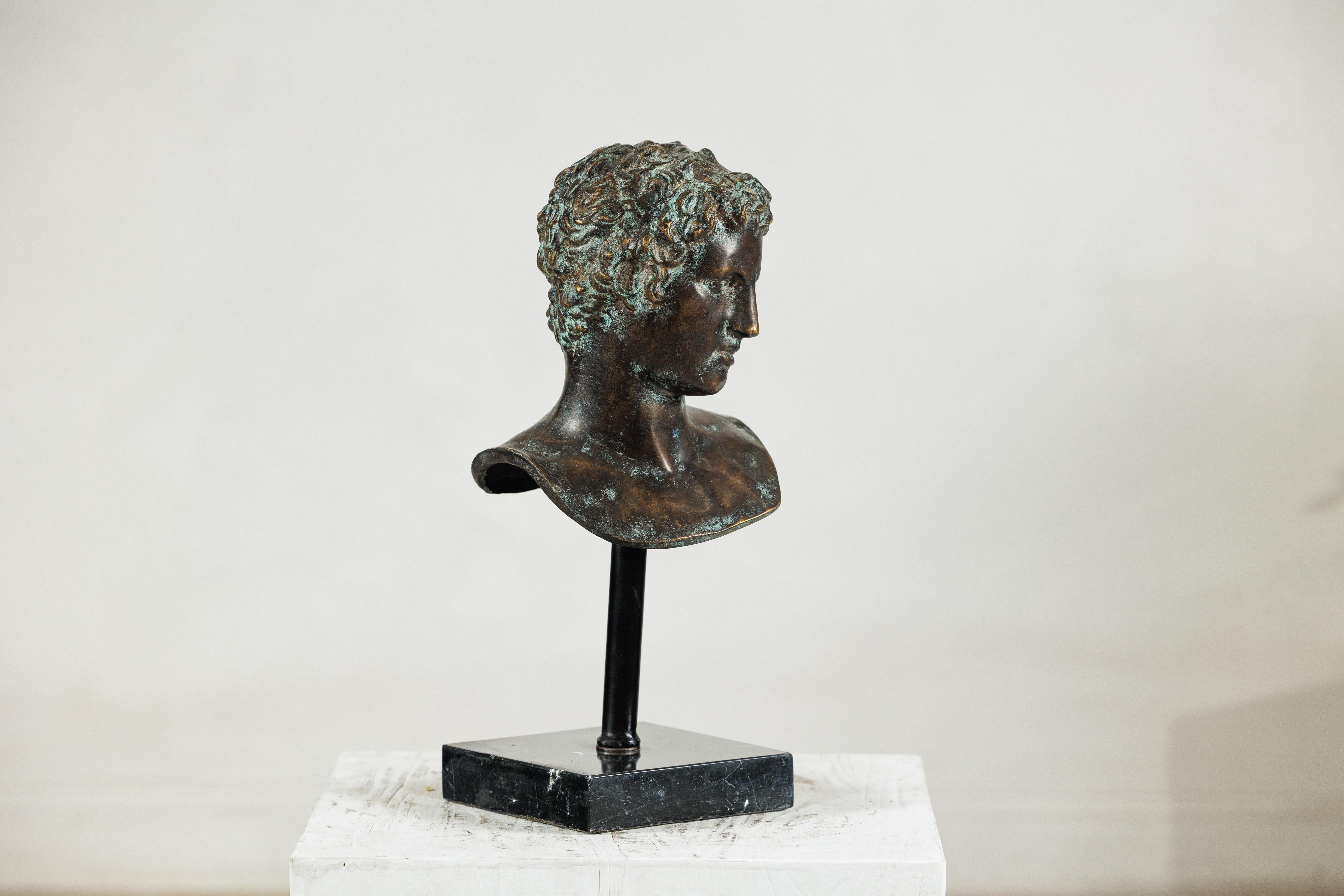 Busto di bronzo di giovane uomo in stile greco classico su base di marmo in vendita 5