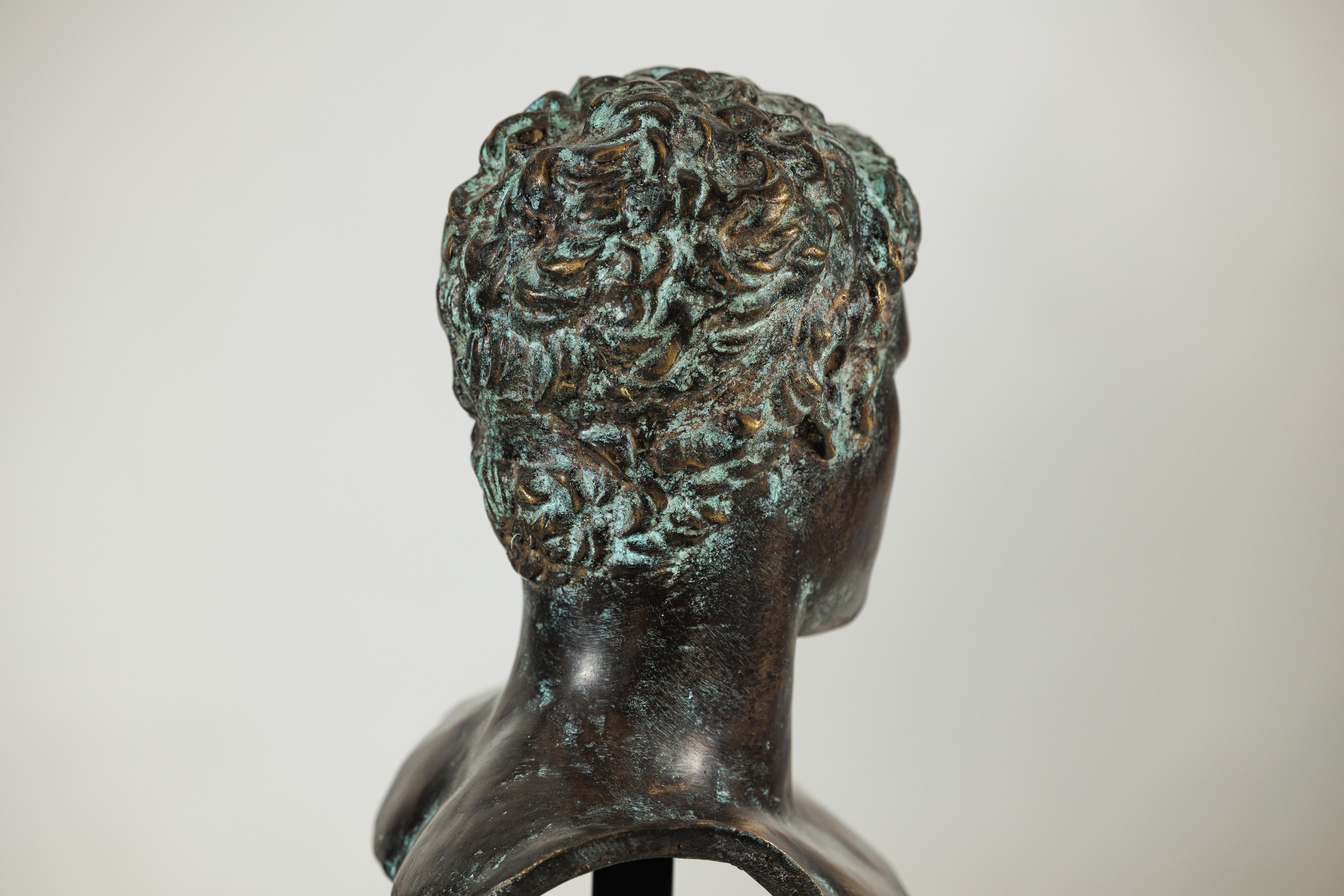 Busto di bronzo di giovane uomo in stile greco classico su base di marmo in vendita 7