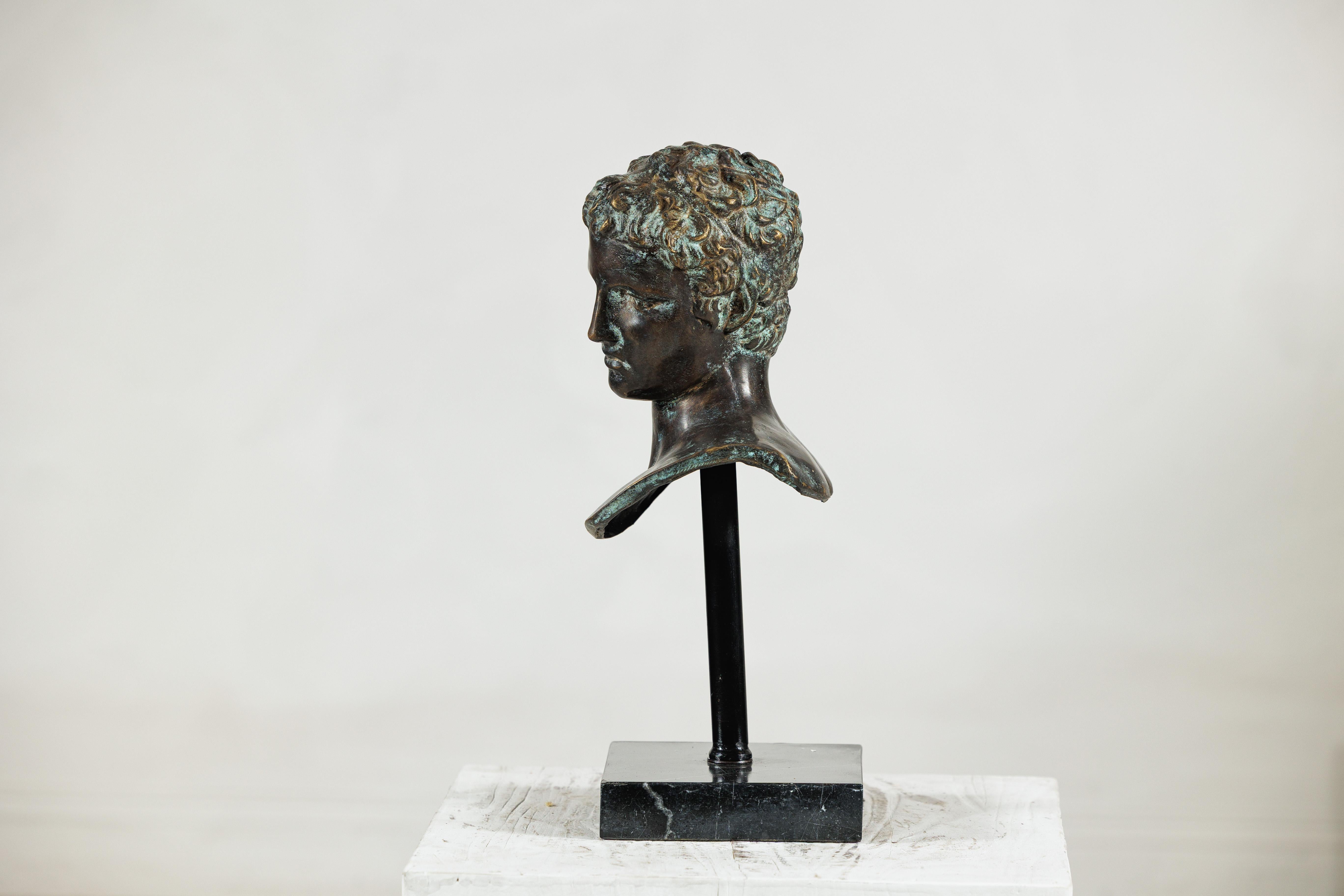 Busto di bronzo di giovane uomo in stile greco classico su base di marmo in vendita 9