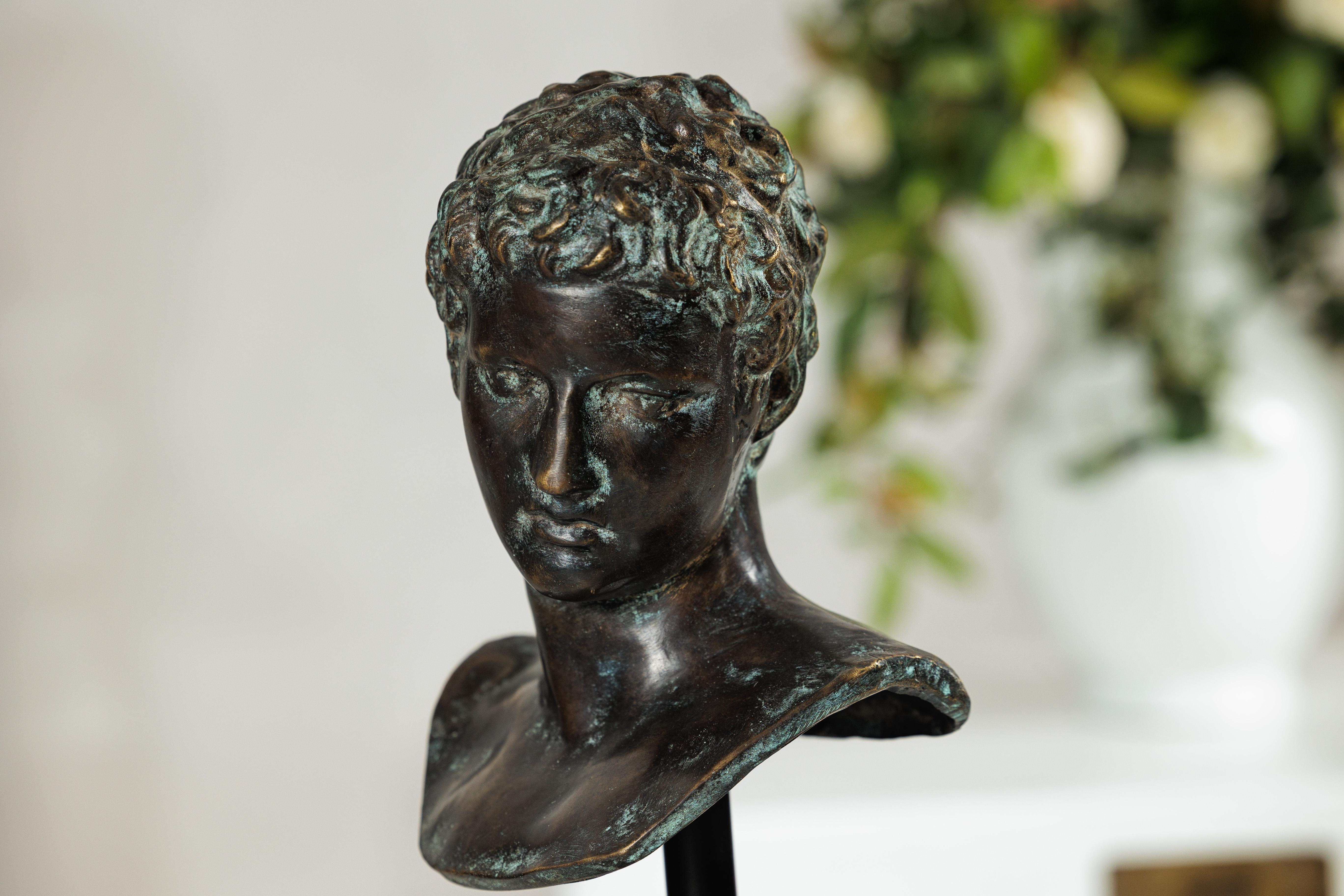 Busto di bronzo di giovane uomo in stile greco classico su base di marmo in vendita 10