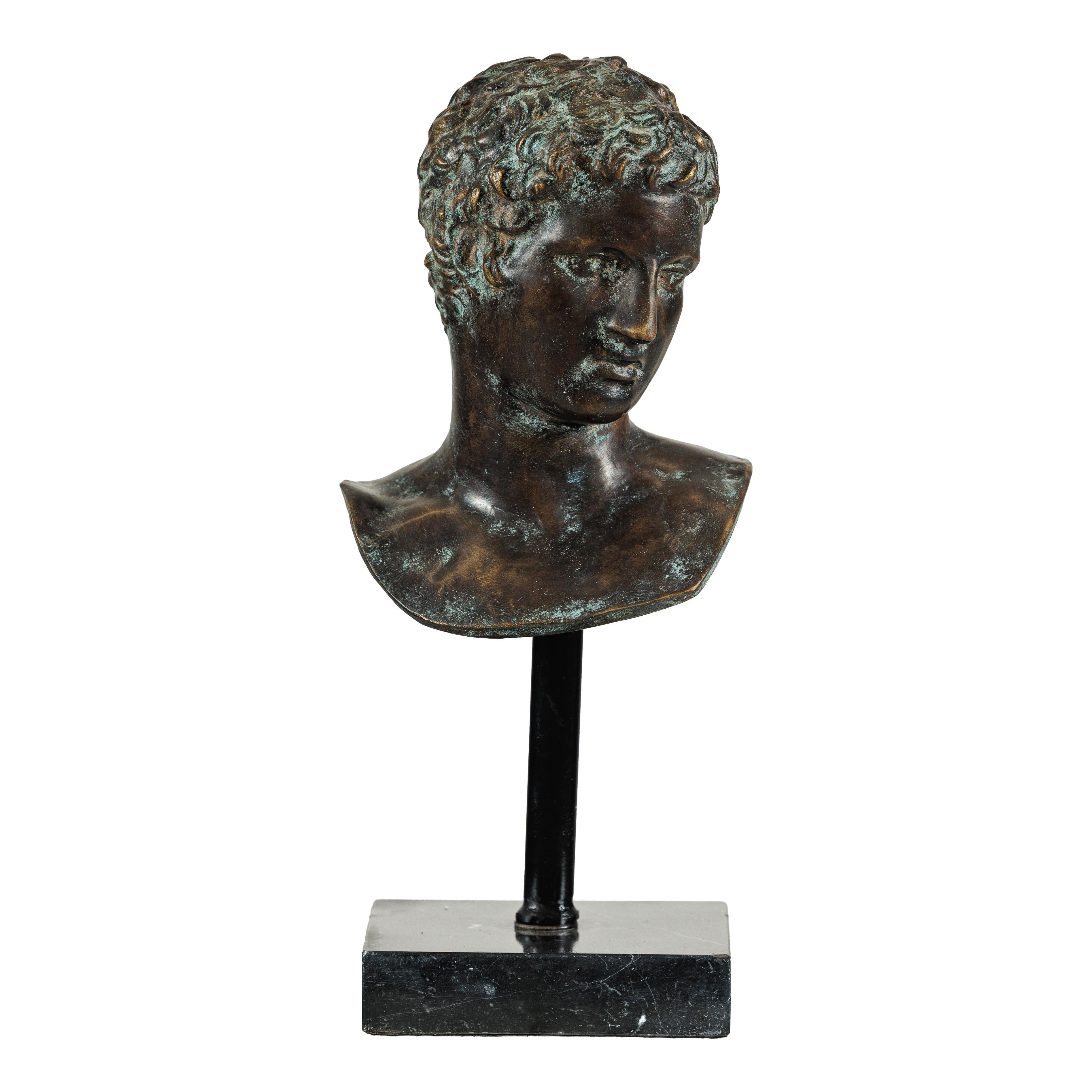 Busto di bronzo di giovane uomo in stile greco classico su base di marmo in vendita 12