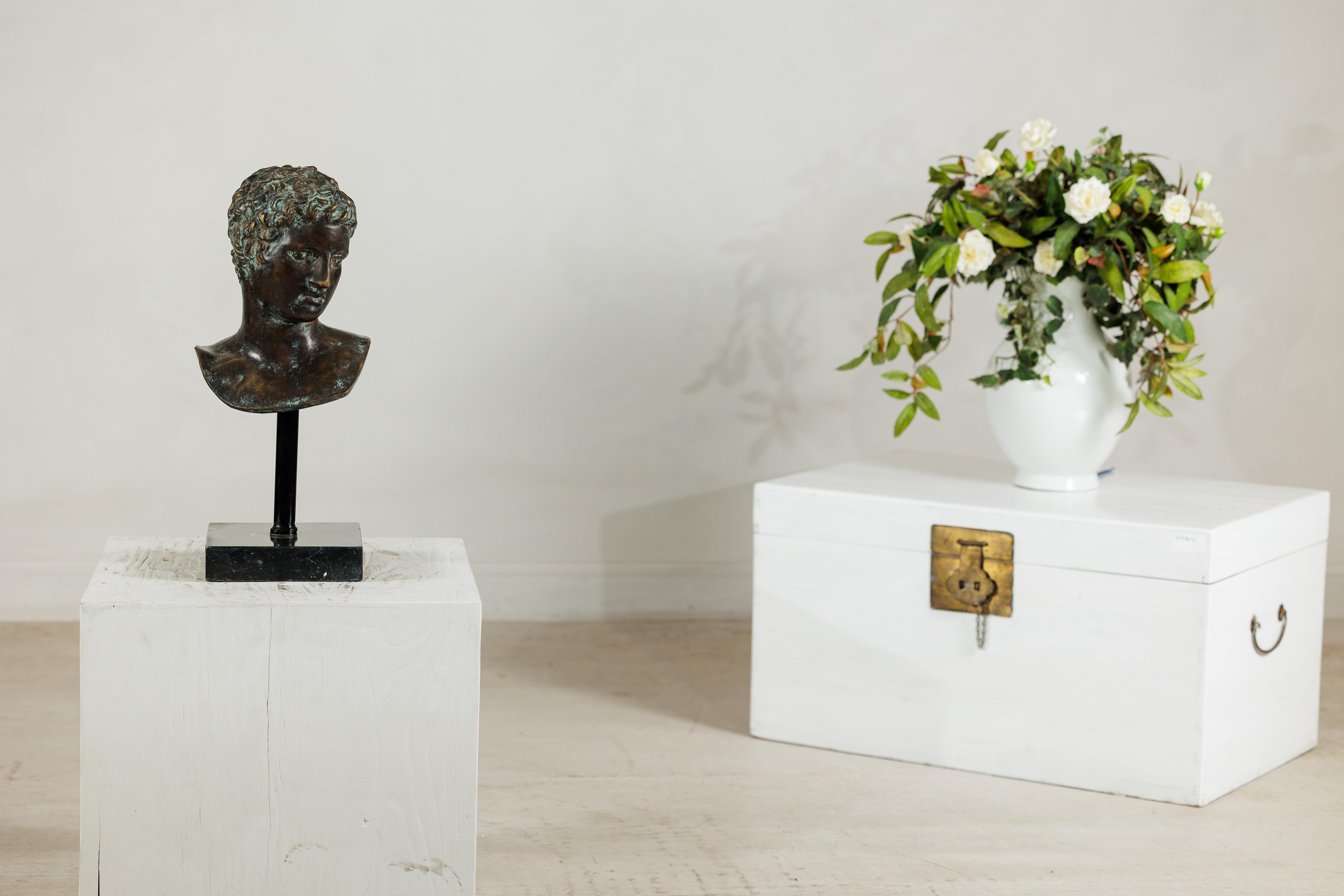Calco Busto di bronzo di giovane uomo in stile greco classico su base di marmo in vendita