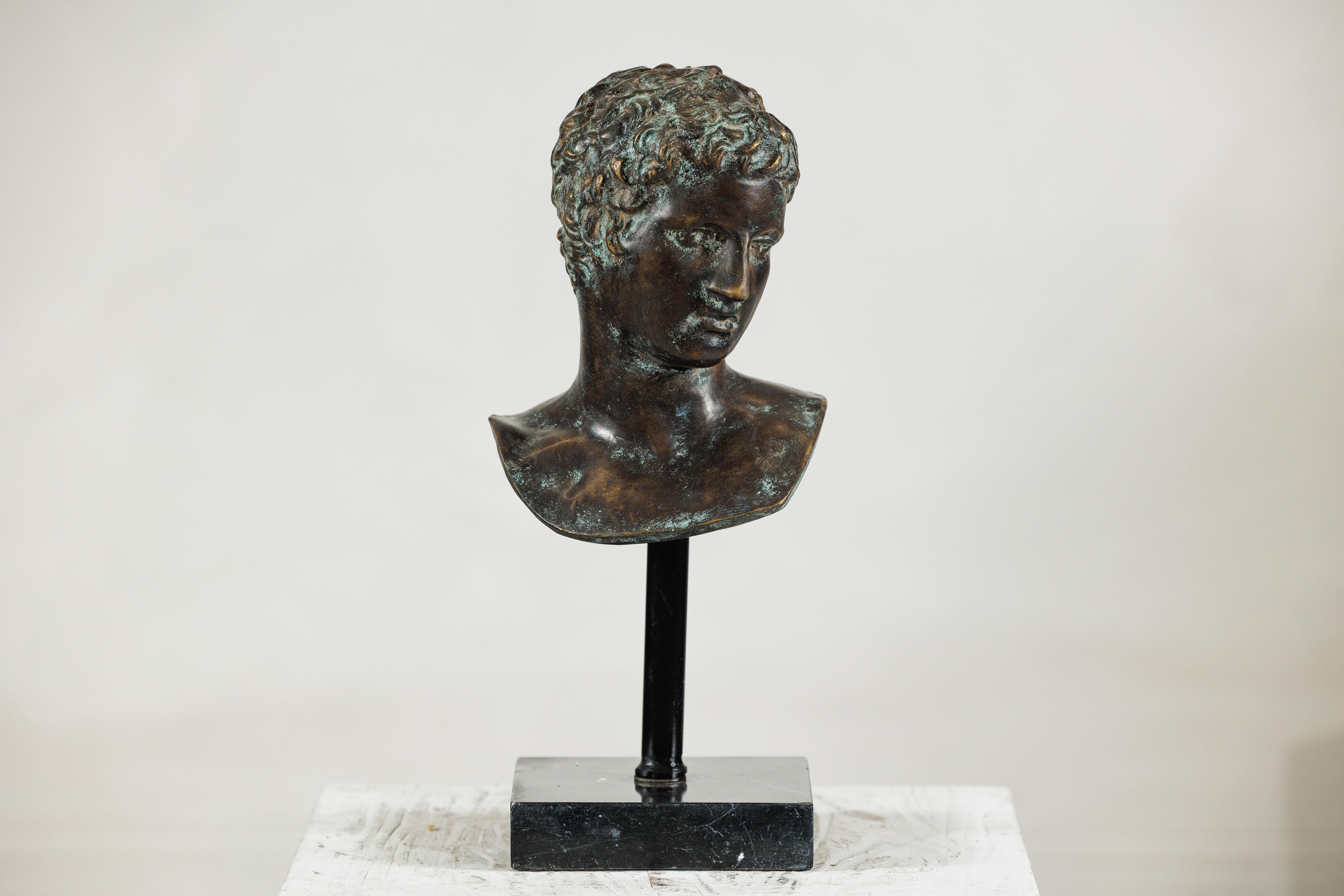 Busto di bronzo di giovane uomo in stile greco classico su base di marmo In condizioni buone in vendita a Yonkers, NY