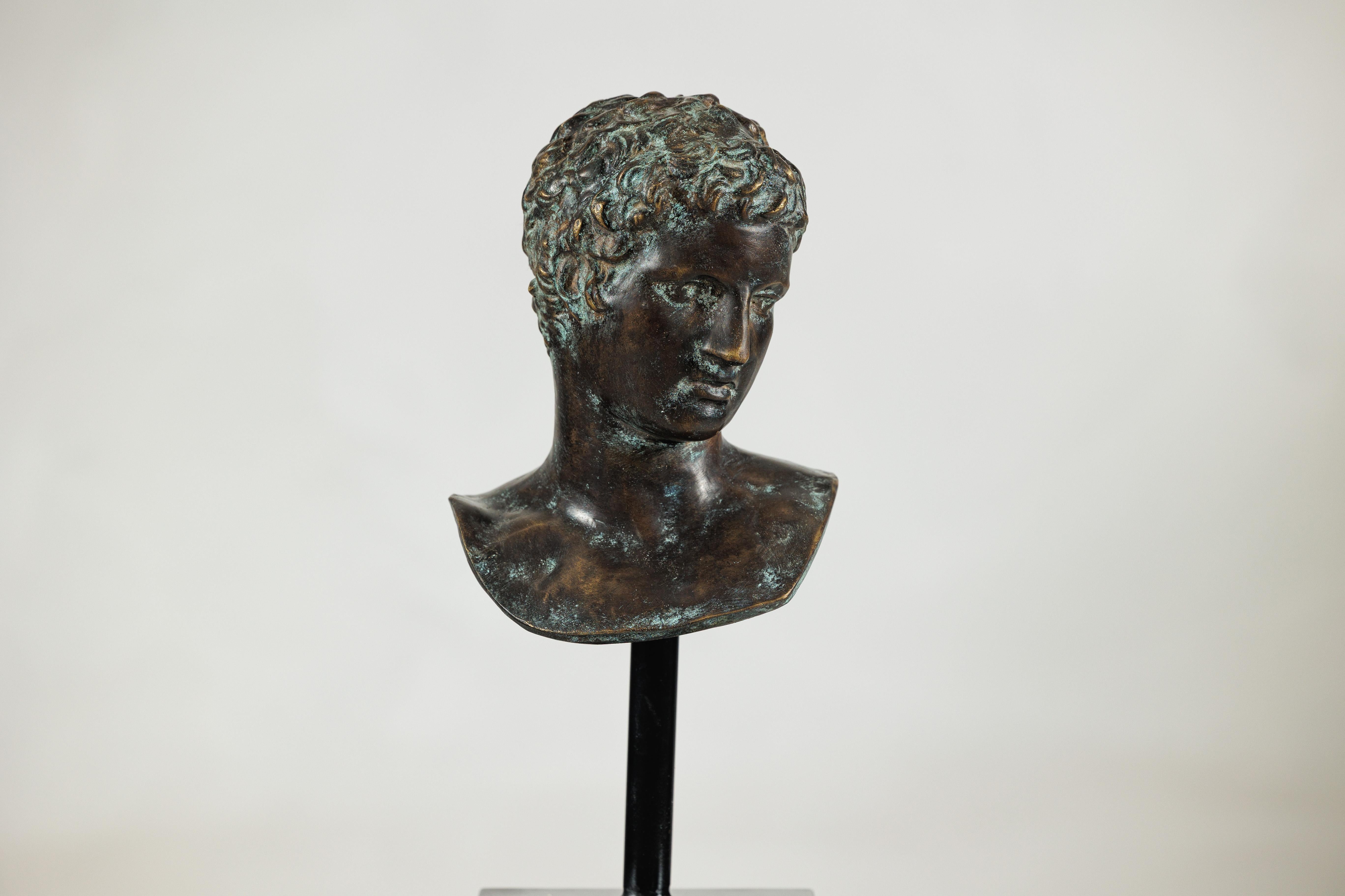 XX secolo Busto di bronzo di giovane uomo in stile greco classico su base di marmo in vendita