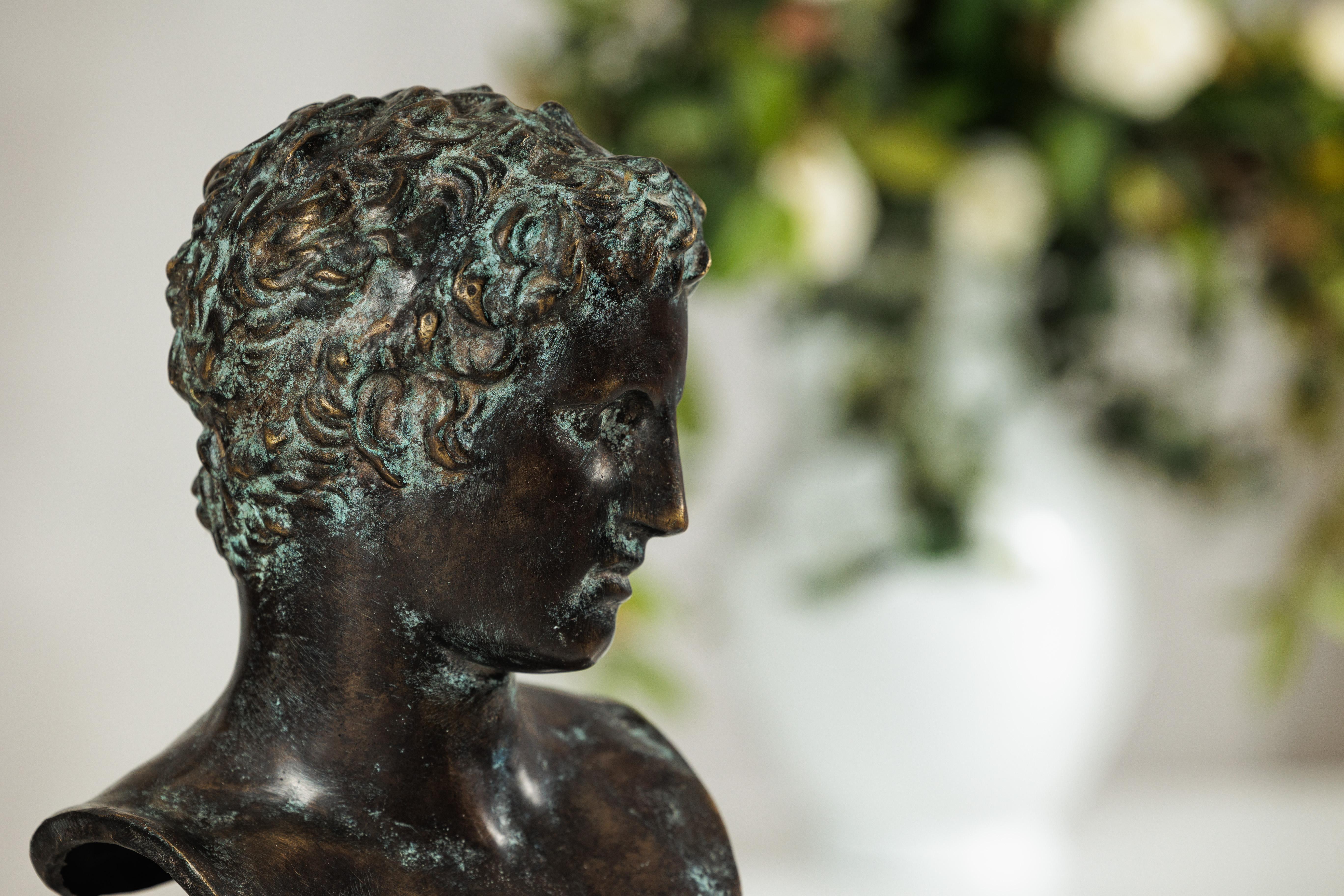 Busto di bronzo di giovane uomo in stile greco classico su base di marmo in vendita 1