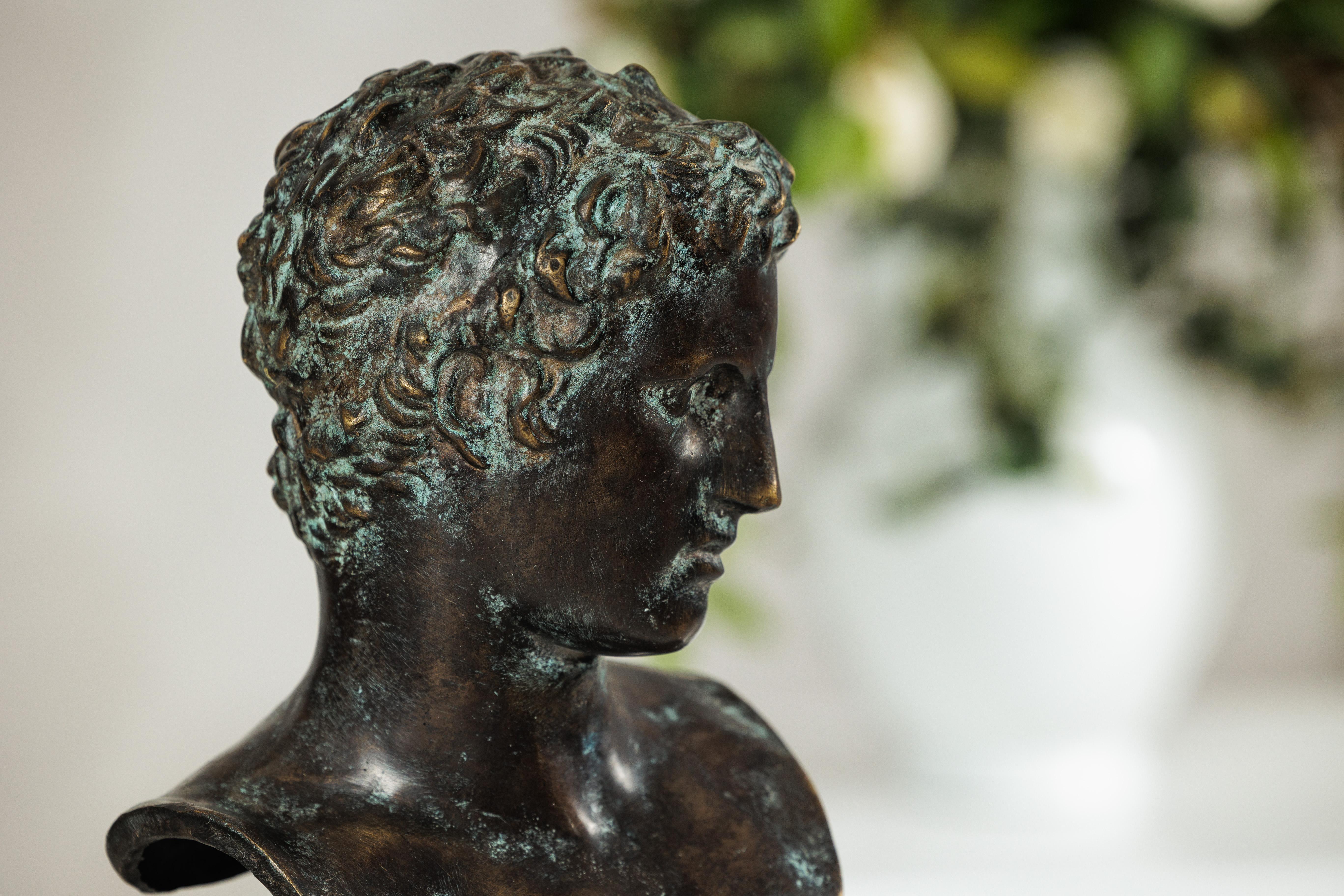 Busto di bronzo di giovane uomo in stile greco classico su base di marmo in vendita 2