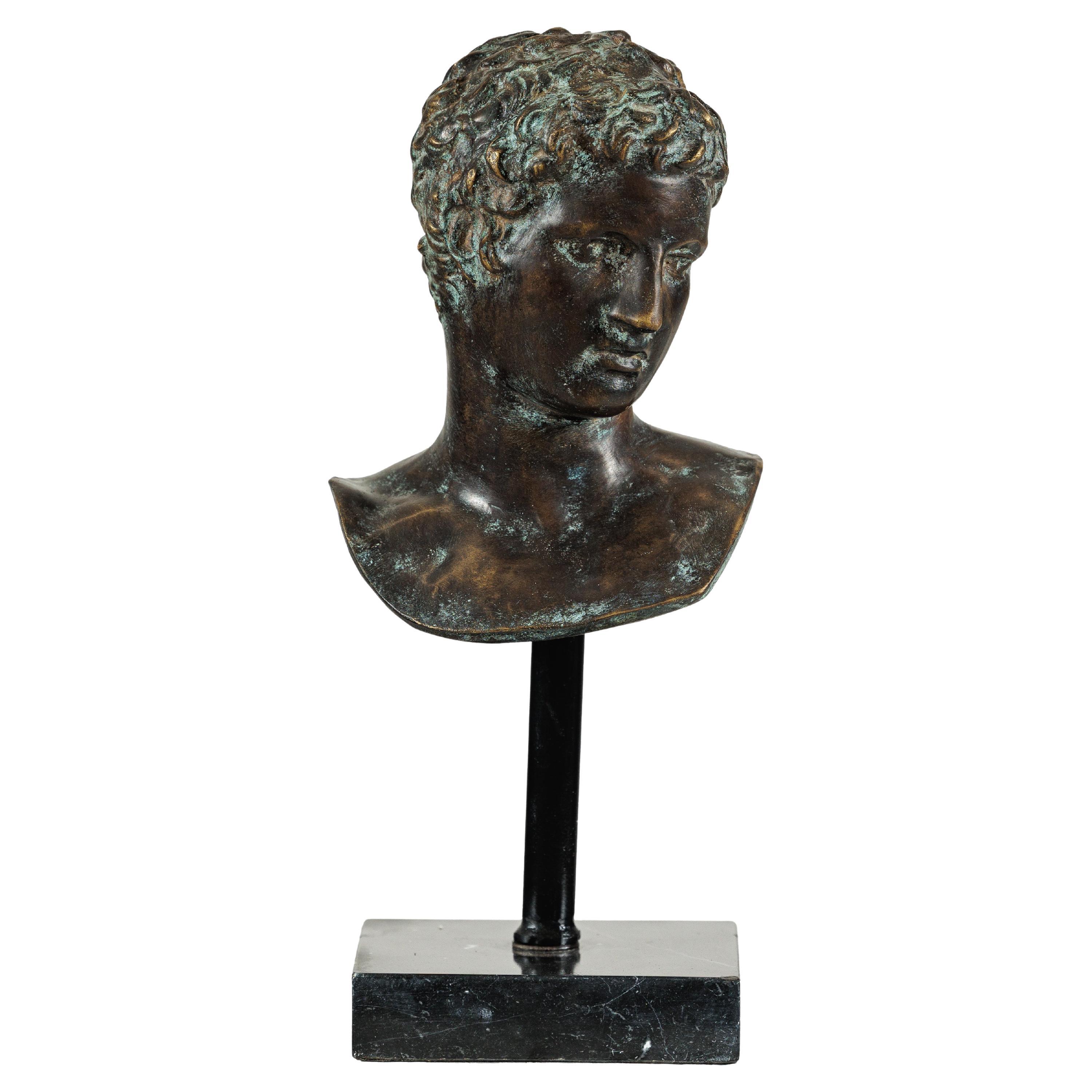 Busto di bronzo di giovane uomo in stile greco classico su base di marmo in vendita