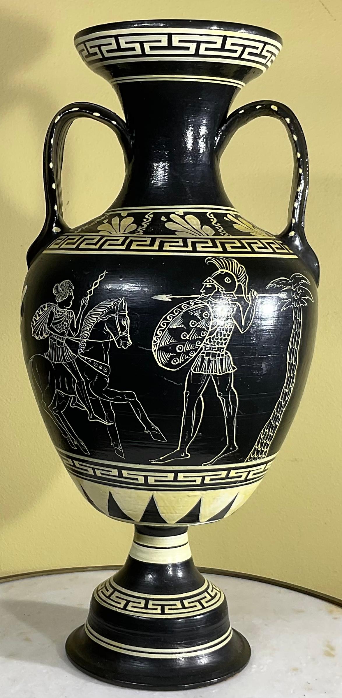 
Vase en terre cuite de l'Attique, datant du milieu du 20e siècle et fabriqué à la main, présentant des scènes grecques classiques peintes à la main, décorées sur tout le pourtour d'un motif de clé grecque en forme de cercle. Un grand objet d'art à