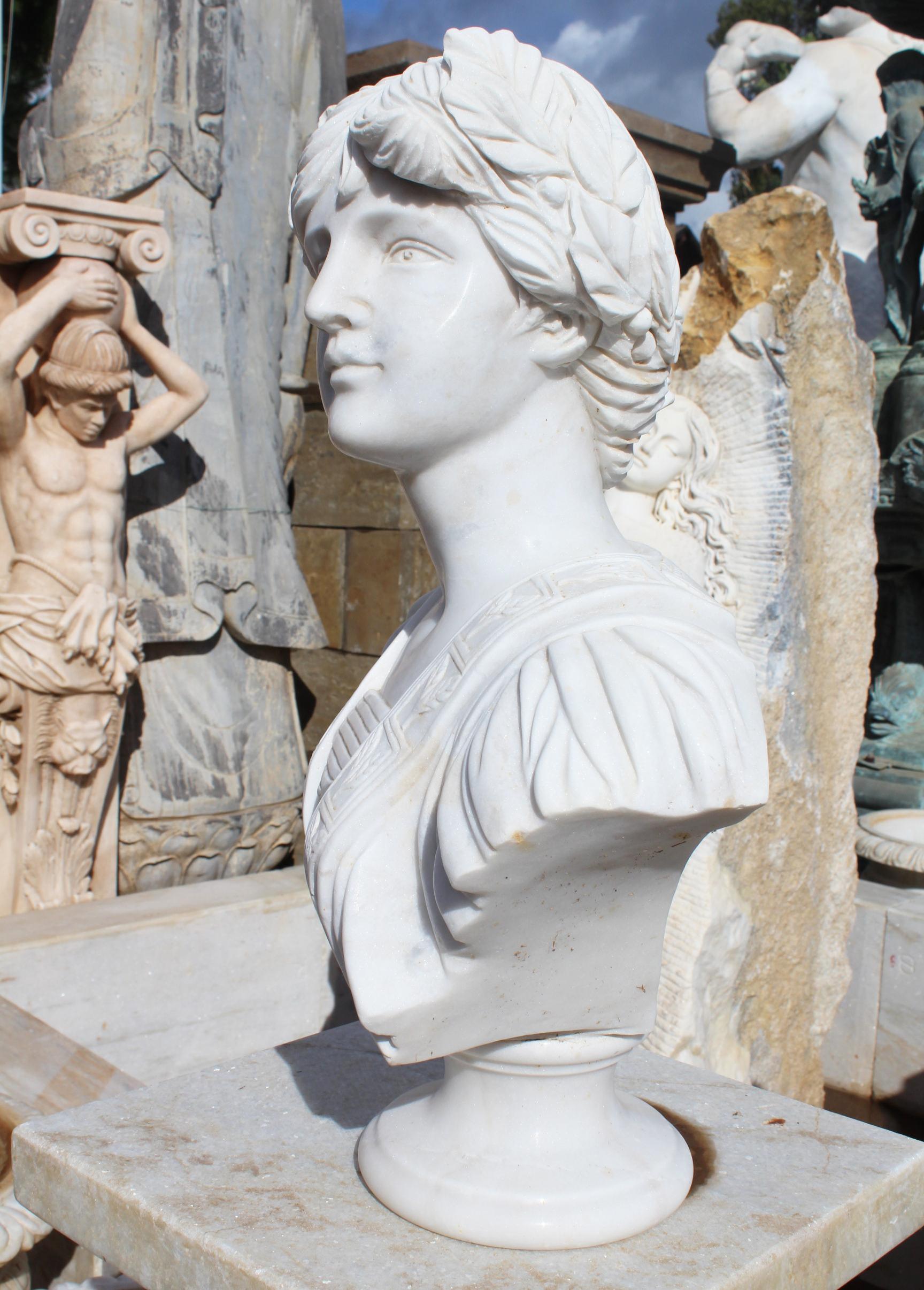 italien Buste féminin classique en marbre blanc sculpté à la main en vente