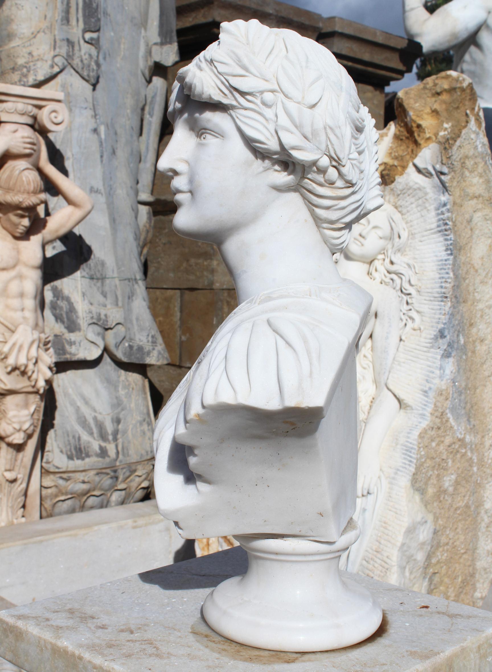 Handgeschnitzte weibliche Büste aus weißem Marmor im klassischen Stil im Zustand „Gut“ im Angebot in Marbella, ES