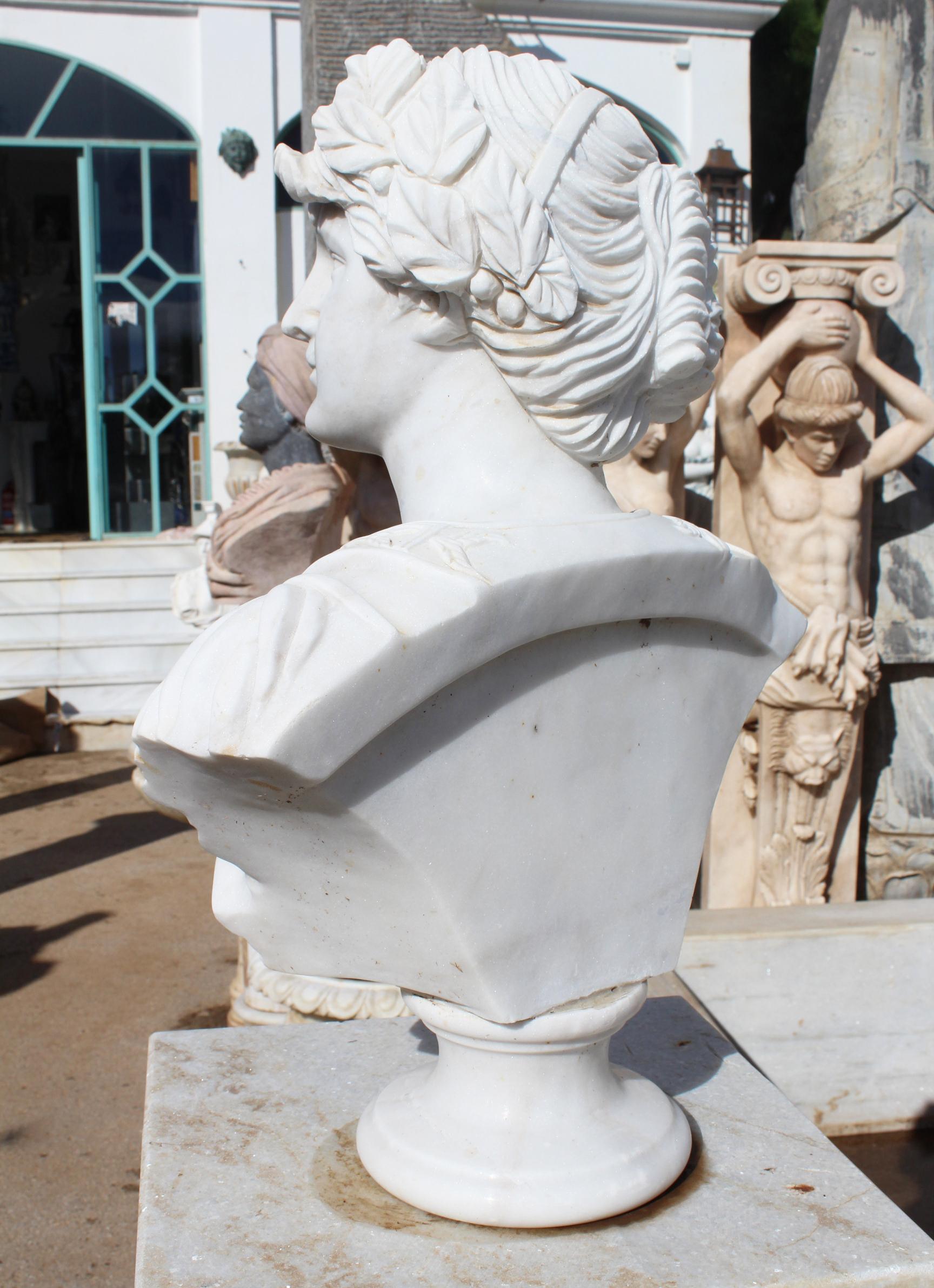 Buste féminin classique en marbre blanc sculpté à la main Bon état - En vente à Marbella, ES