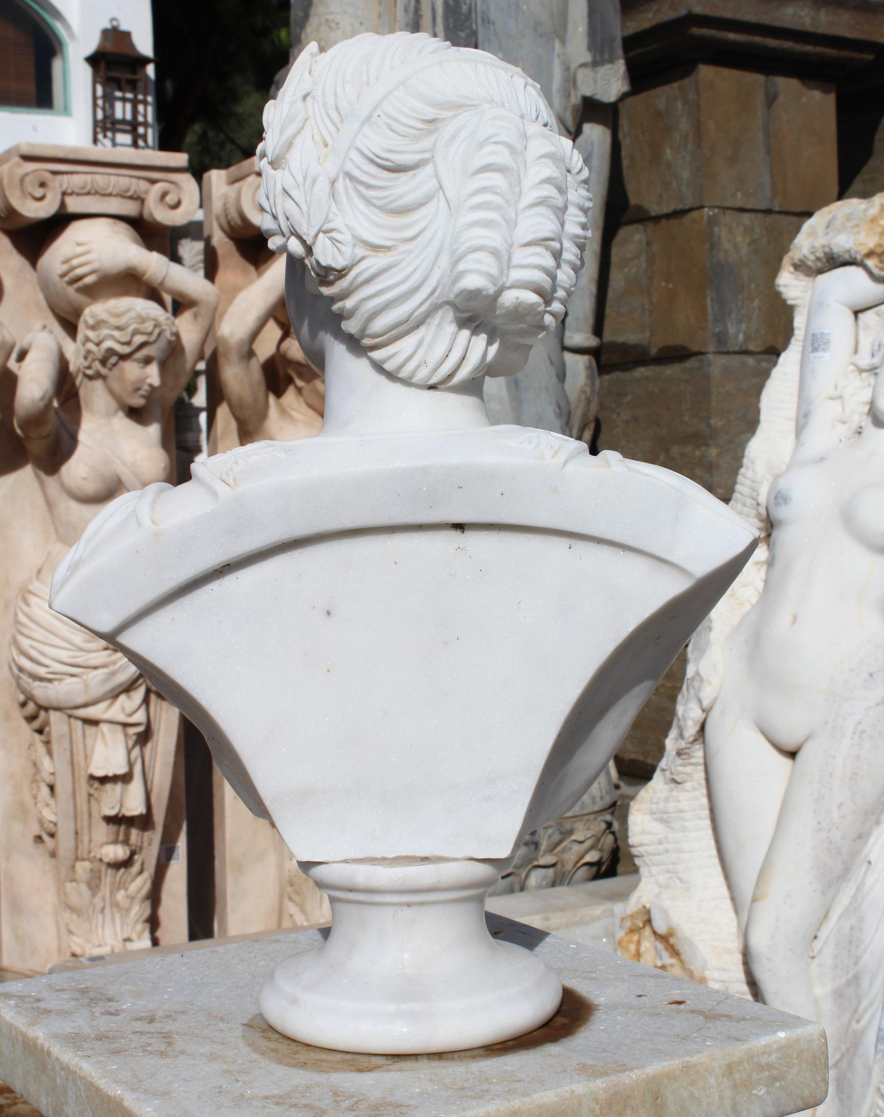 20ième siècle Buste féminin classique en marbre blanc sculpté à la main en vente
