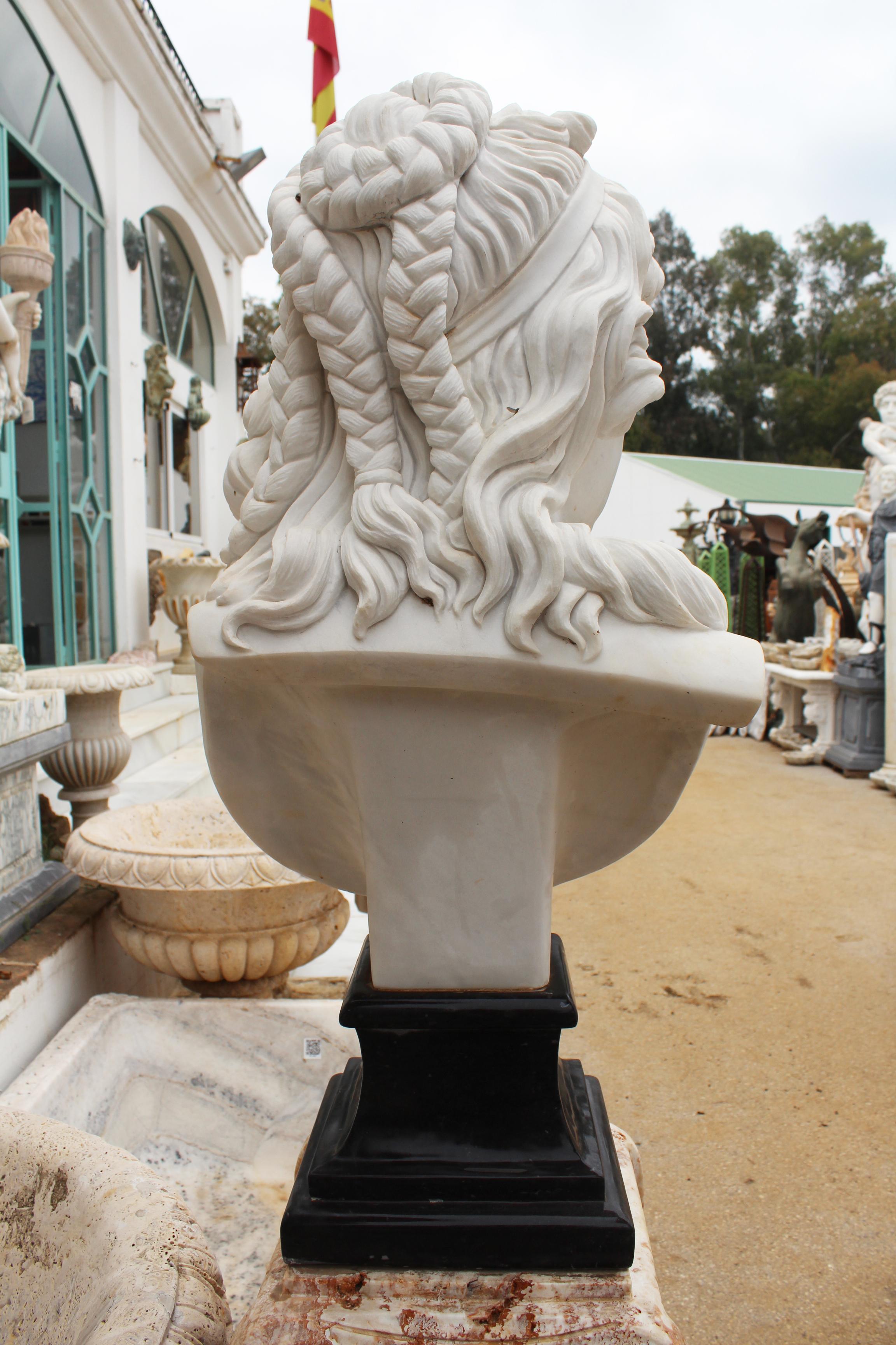 Buste féminin classique en marbre blanc sculpté à la main avec socle en marbre noir Bon état - En vente à Marbella, ES