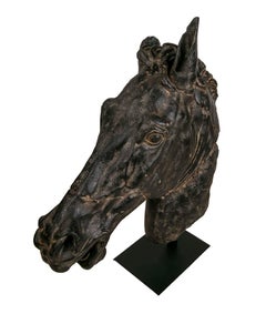 Busto di cavallo classico in resina che imita il marmo su piedistallo in ferro
