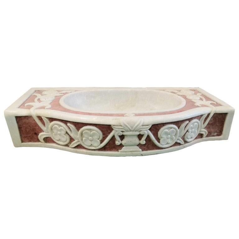 Grec classique Vasque classique en marbre sculpté et incrusté A Stone en vente