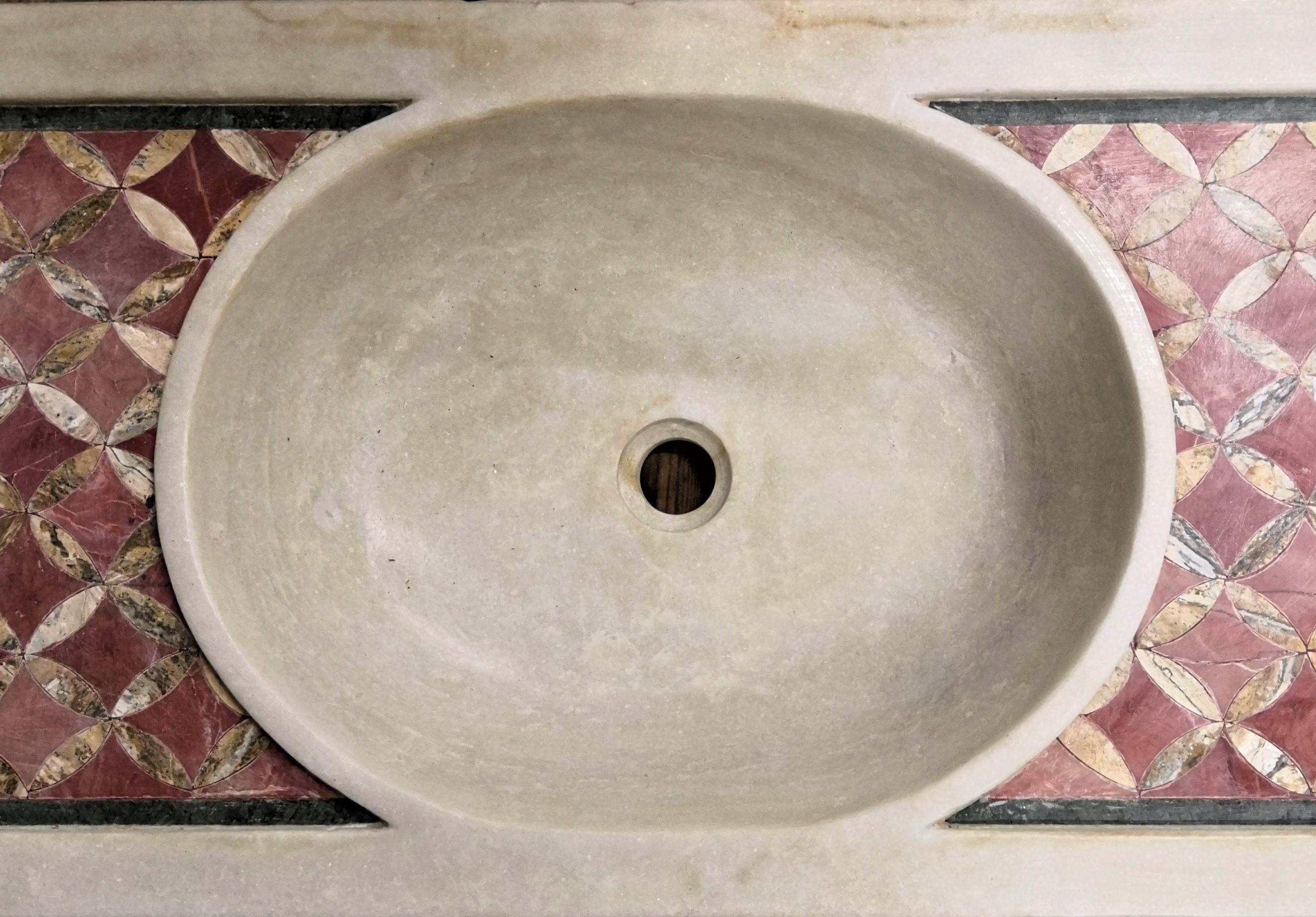 Klassisches Waschbecken aus geschnitztem Marmor und Stein mit Intarsien (Italienisch) im Angebot