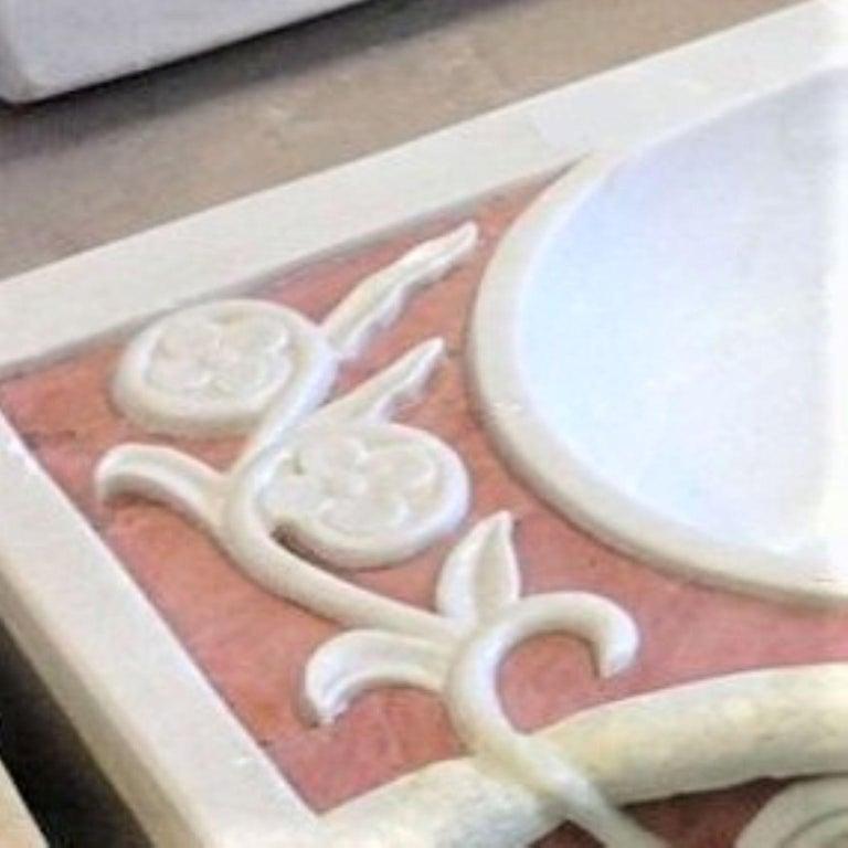 Sculpté Vasque classique en marbre sculpté et incrusté A Stone en vente