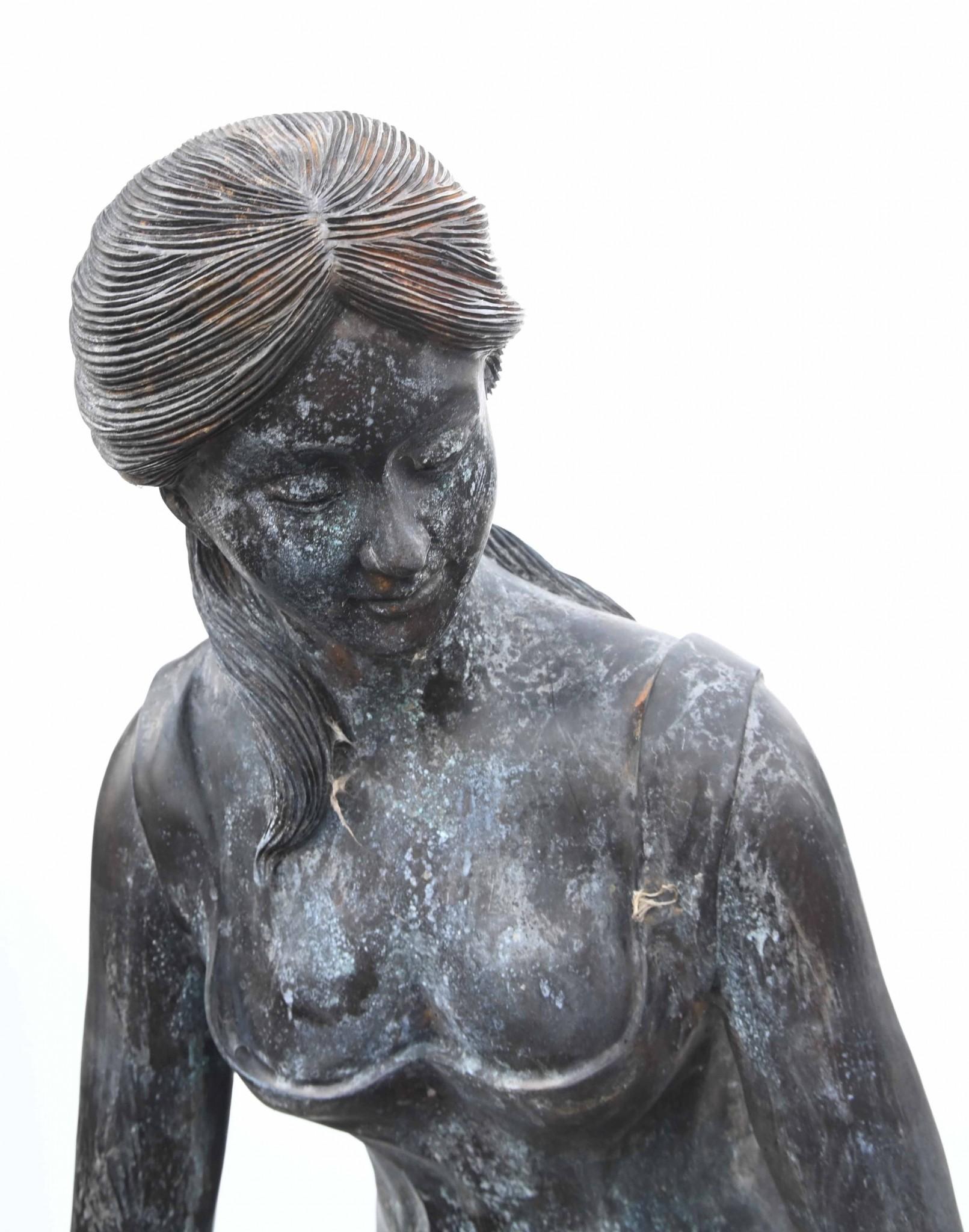 Classic Italian Bronze Water Maiden Statue Bucket Girl en vente 6